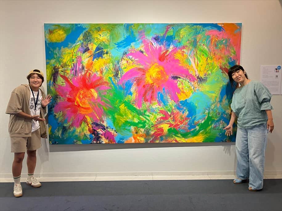 中村知春のインスタグラム：「尊敬するアーティスト 大宮エリーさんの個展 「海は楽しい気持ちをくれる」展　Love from the Sea  に伺ってきました。  旅する気持ちで来てねというエリーさんの言葉通り、表参道へフラッと旅に出てきました。  今回のエリーさんの作品を観ると、水族館に行ったようなワクワク感や、海を眺めたあとのほわ〜っとした気持ちを持って帰れる素敵な個展でした。  エリーさんの世界観、好き。 新作の、都会で海を想う人シリーズ、自分を重ねて見られる不思議なストーリーな絵でした。私の好きな海はやっぱり西海岸のビーチかなぁー、、、それとも糸島の海岸かなー、、、なんて考えながら。  「海は楽しい気持ちをくれる」展　Love from the Sea  表参道のスパイラルにて7/31までです。  是非お立ち寄りください♪」
