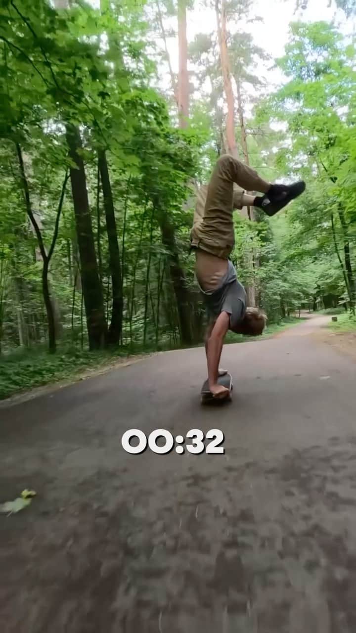 レッドブルのインスタグラム：「we asked @madarsapse to turn the skateboarding world on its head, and this is what he did 😏  #redbull #givesyouwiiings #skateboarding #skateboard」