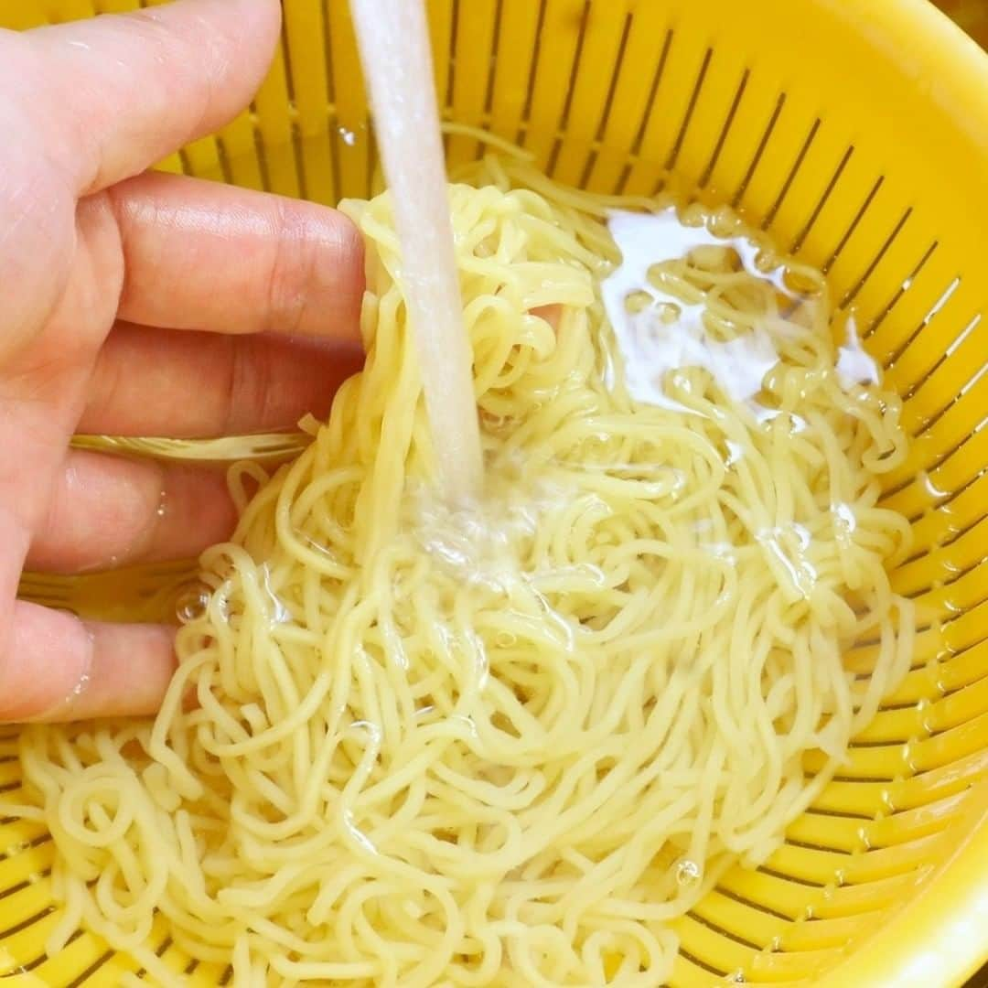 メシ通さんのインスタグラム写真 - (メシ通Instagram)「メシ通的冷たい麺  冷たい麺にもしっかりパンチが欲しい！ 例えば、濃厚なスープと辛みで箸がすすむ、的なやつ これ、おすすめです  油揚げと豆乳、卵でタンパク質ばっちり「担担麺風 冷やしごま豆乳麺」火を使わない濃厚スープの作り方【メシ通の冷たい麺】https://www.hotpepper.jp/mesitsu/entry/kiyamamoto/2023-00857  #メシ通 #mesitsu #担担麺風 冷やしごま豆乳麺 #中華麺 #油揚げ #豚ひき肉 #かいわれ大根 #卵 #豆乳 #ラー油 #白すりごま #醤油 #酢 #鶏がらスープの素 #トッピング #冷やし担々麺 #ごま豆乳麵 #タンパク質 #冷たい麺 #温泉卵 #ランチ #ディナー #家飲み #ビール #ハイボール #おうちごはん #自炊 #レシピ #KiYamamoto #レシピブログ」7月20日 16時58分 - mesitsu