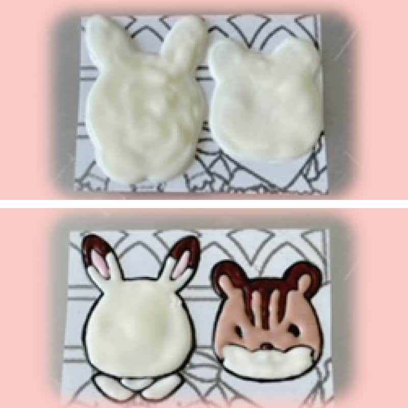 シルバニアファミリー【公式】 さんのインスタグラム写真 - (シルバニアファミリー【公式】 Instagram)「✨🍨フレアとラルフのアイスクリームパフェ🍨✨ ショコラウサギのフレア、くるみリスのラルフがのっている、かわいいパフェです♪  こちらは食育インストラクターの @kaopan27 さんの作品です✨  フレアとラルフのアイスクリームパフェレシピ  【材料】 A.いちごアイス ・いちご　180ｇ（約10粒） ・生クリーム　100ml ・グラニュー糖　大2 B.チョコレートアイス ・チョコレート　100ｇ ・生クリーム　200ml ・チョコチップ　50~100ｇ（お好みで） C.デコレーション ・チョコペン（ブラック、チョコ、コーヒー/キャラメルなどの薄茶色のもの、ピンク） ・ホワイトチョコレート　適量 ・いちご、バナナなどのフルーツ、ホイップクリーム、チョコソースなど　お好みで  A.B.は、市販のアイスクリームを使ってもOK！  【作り方】 A.いちごアイス ①いちごのへたをとり、冷凍庫で冷やす。 ②①を生クリームとグラニュー糖と合わせ、ミキサーやブレンダーで攪拌する。 ③冷凍庫で冷やす。  B.チョコレートアイス ④チョコレートに生クリーム50mlを入れ、電子レンジ（600wで1分程）で加熱し溶かす。 ⑤④の粗熱がとれたら、残りの生クリームを加え、ホイッパーで軽くツノがたつくらいまでホイップする。 ⑥⑤にチョコチップを入れ、冷凍庫で3時間ほど冷やす。  C.デコレーション ⑦図柄を印刷して、平らなトレーの裏などにテープでしっかりと固定する。 ⑧固定した図柄の上に、透明なファイルなどをカットして乗せる。 （クッキングシートやラップは、撚れてしまう可能性があります） ⑨チョコペンをとかし、アイシング用の袋に入れ、図柄の線をブラックでなぞる。 ★爪楊枝でチョコレートをとり、なぞっていってもOK ★失敗しても簡単に拭き取れます。 ⑩ブラックでの縁どりがおわったら、各色をのせていく。 ⑪全ての色をのせおわったら、5分ほどおいて、かるく固まったらその上から溶かしたホワイトチョコレートで蓋をする。 ⑫⑪がしっかり固まったら、はがす。 ⚠️冷やす時に急に冷蔵庫にいれてしまうと、温度差でチョコレートが反り返ってしまう場合があります。様子をみながら少しずつ冷やしましょう。  ⑬A.Bを、お好きな器に盛りつける。（器は冷やしておく） ⑭お好みで、いちごやバナナなどのフルーツや、ホイップクリーム、チョコソースをトッピングする ⑮いちごアイスにフレアのデコレーション、チョコレートアイスにラルフのデコレーションをのせて、完成！  作った方は、 #シルバニアファミリーてづくり部 をつけて投稿してくださいね♪  #シルバニアファミリー #シルバニア #sylvanianfamilies #calicocritters #sylvanian #ドールハウス #dollhouse #ミニチュア #miniature #かわいい #可愛い #cute #癒し #癒される #kawaii #キャラフード #パフェ #アイス #シルバニアファミリーてづくり部」7月20日 17時00分 - sylvanianfamilies_jp