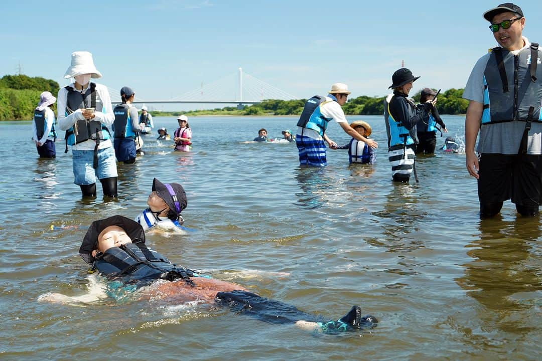 平塚市さんのインスタグラム写真 - (平塚市Instagram)「馬入水辺の楽校で7月１6日（土）に行われた「川の自然楽校」をご紹介🏞 ライフジャケットを着て、浮く練習や助けてもらう練習をしたり、川の生き物を捕まえて観察したりしました🐟 講師の話の中で、「川の怖さと対処法を知らずに水辺で遊ぶのはとても危険」という話がありました🦺馬入水辺の楽校では年間を通して様々なイベントが行われています❕楽しく学びながら自然体験をしてみてはいかがでしょうか😄  #手をつなぎたくなる街　#hiratsukagood #hiratsuka　#平塚　#kanagawaphotoclub #自然体験　#川遊び　#川あそび　 #馬入水辺の楽校　＃水辺の楽校　#水辺　#水辺が好き #自然で遊ぼう #生き物観察　#いきもの観察 #今日もお疲れ様でした #instagramjapan　#igersjp　#japanphoto」7月20日 17時00分 - hiratsukagood