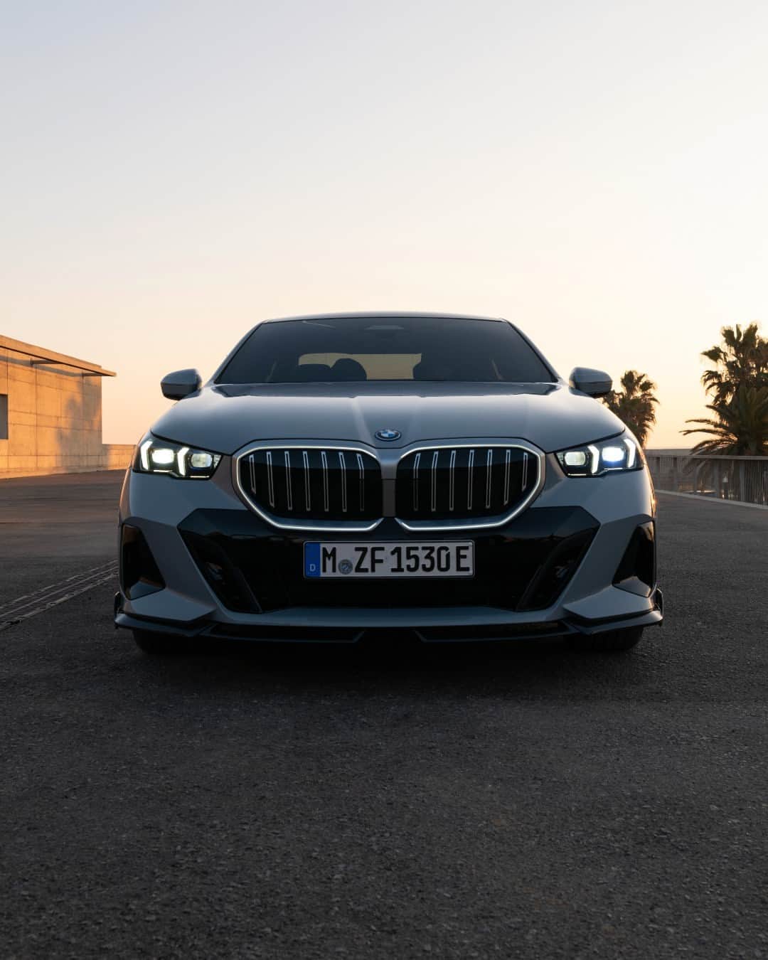 BMWさんのインスタグラム写真 - (BMWInstagram)「A powerful performance that makes an individual appearance.  THE NEW BMW i5 with M Performance Parts. 100% electric.  #THENEWi5 #THEi5 #BMW #BMWi #BornElectric #BMWElectric __ BMW i5 eDrive40​*: Combined power consumption: 18.9–15.9 kWh/100 km. Combined CO2 emissions: 0 g/km. Electric range: 497–582 kilometers. All data according to WLTP. * Preliminary data; no homologation figures available yet. Further info: www.bmw.com/disclaimer」7月20日 17時00分 - bmw