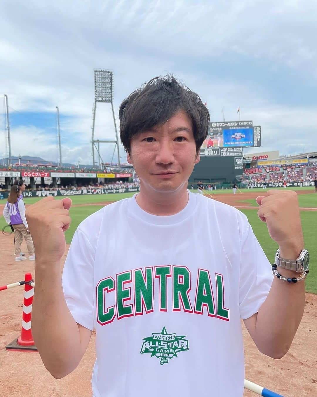 広島ホームテレビ「HOME NEXT neo」のインスタグラム：「今日のマツダスタジアムは！ マイナビオールスターゲーム2023⚾️第2戦！！  テレビ朝日系列では今夜も18時30分～生中継！！ 場内MCは廣瀬アナが務め、盛り上げます！！  今日のために作られたオリジナルTシャツ✨️ 名前に誕生日入りです～😊 会場にいる方は、「じゅんやー」「廣瀬さーん」 と声かけてください笑  「ピタニュー」でも  #中田廉 さん、 #高田萌子 さんが スタジアムから最新情報と現地の様子を伝えます！  要チェック！！🏟⚾️🎤  オールスターゲーム❤️楽しみましょう😆😆   #プロ野球  #オールスターゲーム  #マツダスタジアム  #廣瀬隼也  #広島  #カープ  #carp」