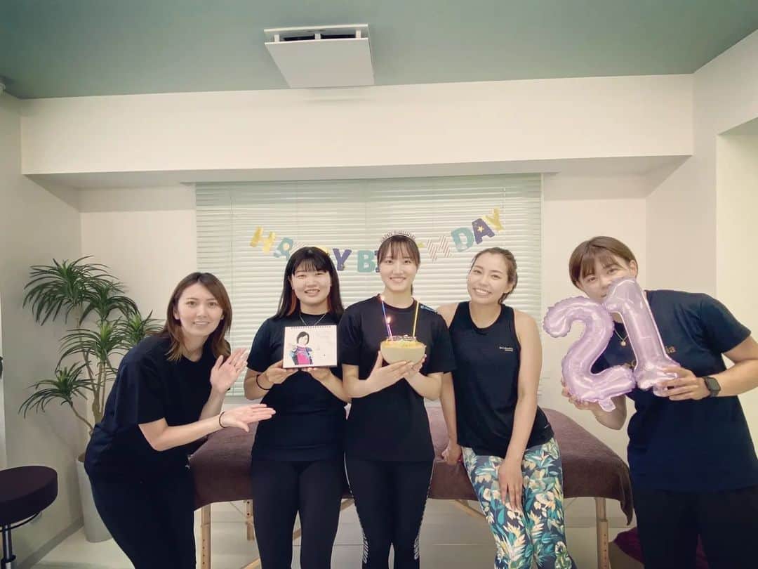 のインスタグラム：「みなみーなお誕生日と今日の色々💃  #happybirthday  #氷上2時間の後のサンダル帰宅」