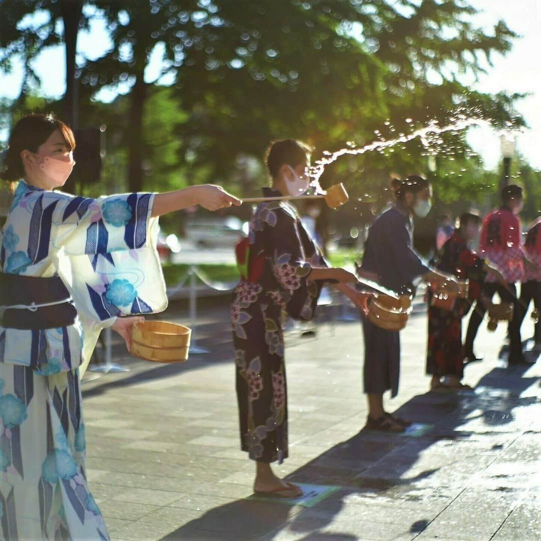 MEET at Marunouchiさんのインスタグラム写真 - (MEET at MarunouchiInstagram)「. ⋱＼🏮「丸の内 納涼まつり」🎐開催／⋰  【期間】7月28日(金)・29日(土) ※雨天時中止 【場所】行幸通り ＊「丸の内 de 打ち水」7月28日(金)17:00-18:30  “江戸の夏の景色”をコンセプトに今年も開催！ エリアの夏の風物詩「丸の内 de 打ち水」💦には、どなたでも参加いただけます🙌 1,020個の江戸風鈴🎐展示や、鎌倉の「たい焼き なみへい」（ @namihey_yuigahama ）、浦安の「ベアーズキッチン」（ @bearskitchen_urayasu ）、下妻の「mipi」（ @mipi_2013 ）の大人気かき氷店🍧3店舗がキッチンカーで特別出店✨ 五感で“涼”を楽しもう！  🌿「夕涼みテラス」 【期間】7月28日(金)～30日(日)16:00-20:00 ※雨天中止 【場所】新丸ビル1F 仲通りテラス  3日間限定で「夕涼みテラス」が登場🥤 蛍をイメージしたLED、鈴虫のBGM、花手水など“夏の涼”を感じられるスポットに！氷タオルのプレゼントや、丸ビル・新丸ビル公式Instagram( @maru_shinmaru )のフォロー画面をご提示いただくと、新丸ビルのおすすめスイーツ店舗のプチスイーツをプレゼント🎁 ぜひ涼みにおいでください🎵  #大手町 #丸の内 #有楽町 #東京 #tokyo #東京駅 #marunouchi #東京観光 #イベント #event #丸の内エリア #大丸有夏祭り #丸の内納涼まつり #丸の内de打ち水 #打ち水 #行幸通り #かき氷 #夕涼みテラス #新丸ビル」7月20日 17時00分 - marunouchi_com