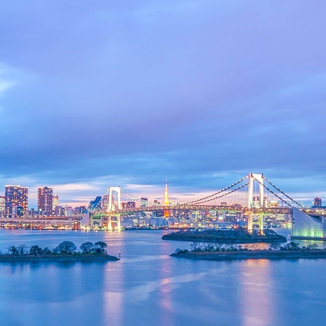 Hilton Tokyo Odaiba ヒルトン東京お台場のインスタグラム：「客室バルコニーから望む東京湾の夜景を独り占め🌃 波の音と潮風が心地良いヒルトン東京お台場で、心身ともにリフレッシュするひとときをお過ごしください。  Embrace the mesmerizing night view of Tokyo Bay from my balcony 🌃 At Hilton Tokyo Odaiba, where the soothing sound of waves and gentle sea breeze invite you to unwind, indulge in a rejuvenating moment for your mind and body.  #ヒルトン東京お台場 #hiltontokyoodaiba」