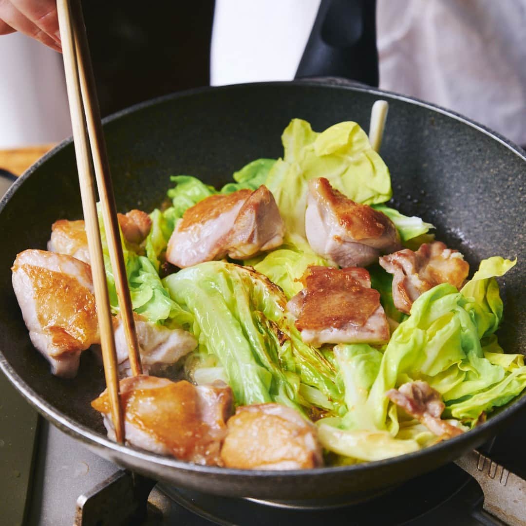 北欧、暮らしの道具店さんのインスタグラム写真 - (北欧、暮らしの道具店Instagram)「【フライパンで15分】 ワンプレートで楽ちんおいしい 「鶏もも肉とキャベツのガーリックソテー」 . - - - - - - - - - - - - - - - - - 忙しい夜にもフライパンひとつで ちゃちゃっと作れ、家族が喜ぶ肉レシピ。 料理家の今井 真実（いまい まみ）さんに 教わりました。  今回は鶏もも肉のソテー。 手軽なのに華やかな見た目で、 ちょっと気分の上がるひと皿です。 . - - - - - - - - - - - - - - - - - ワンプレートで見た目も華やか 鶏もも肉とキャベツのガーリックソテー - - - - - - - - - - - - - - - - -  【材料（2人分）】 鶏もも肉…1枚（300g） キャベツ…4-5枚（150〜200g） ミニトマト…4つ にんにく（すりおろし）…1/2片分  オリーブオイル…大さじ1/2 塩…小さじ1/2 白ワイン…大さじ1/2  仕上げにパセリ（あれば）…1株 ※ドライパセリなら小さじ1  【作り方】 ❶水気を拭いた鶏もも肉を5cm角に切り、 オリーブオイルを引いたフライパンに 皮目を下にして並べる。 この時、皮をぴんと伸ばすようにすると、 焼き上がりがパリっとします。  ❷塩の半量（小さじ1/4）をふりかけ、 中火で5〜6分かけて焼き、 しっかり香ばしい焦げ目がついたら 鶏肉を端に寄せ、 キャベツをちぎらずに加える。  ❸鶏肉を裏返してキャベツの上に乗せ、 残りの塩（小さじ1/4）を全体にまぶして、 にんにくすりおろしを空いたスペースに入れる。  ❹キャベツがくったりしてきたら、 半分に切ったミニトマトを入れ、 白ワインを回しかける。  ❺最後に刻んだパセリをふりかけて、 ざっと和えたらできあがり。 . - - - - - - - - - - - - - - - - - ■ 今井さん：  「味つけは塩だけでも、 鶏肉とトマトからおいしいエキスが たっぷり出るので深みのある味に。 アクアパッツァの鶏肉版のようなイメージです。 スープがおいしいので、 ぜひワンプレートにして ごはんとスープを絡めて召し上がってください。  キャベツはあえて大きめのまま入れて、 鶏肉の旨みをたっぷり吸わせてくださいね」 . - - - - - - - - - - - - - - - - - . #kitchen#kitchendesign#kitchenware#food#foodstagram #ランチ#昼ごはん#夜ご飯#おかず#ワンパンレシピ#今井 真実 さん#家じかん#料理#キッチン#キッチン雑貨#シンプル#シンプルライフ#シンプルデザイン#暮らしを楽しむ#日々の暮らし#北欧#暮らし#北欧暮らしの道具店」7月20日 17時02分 - hokuoh_kurashi