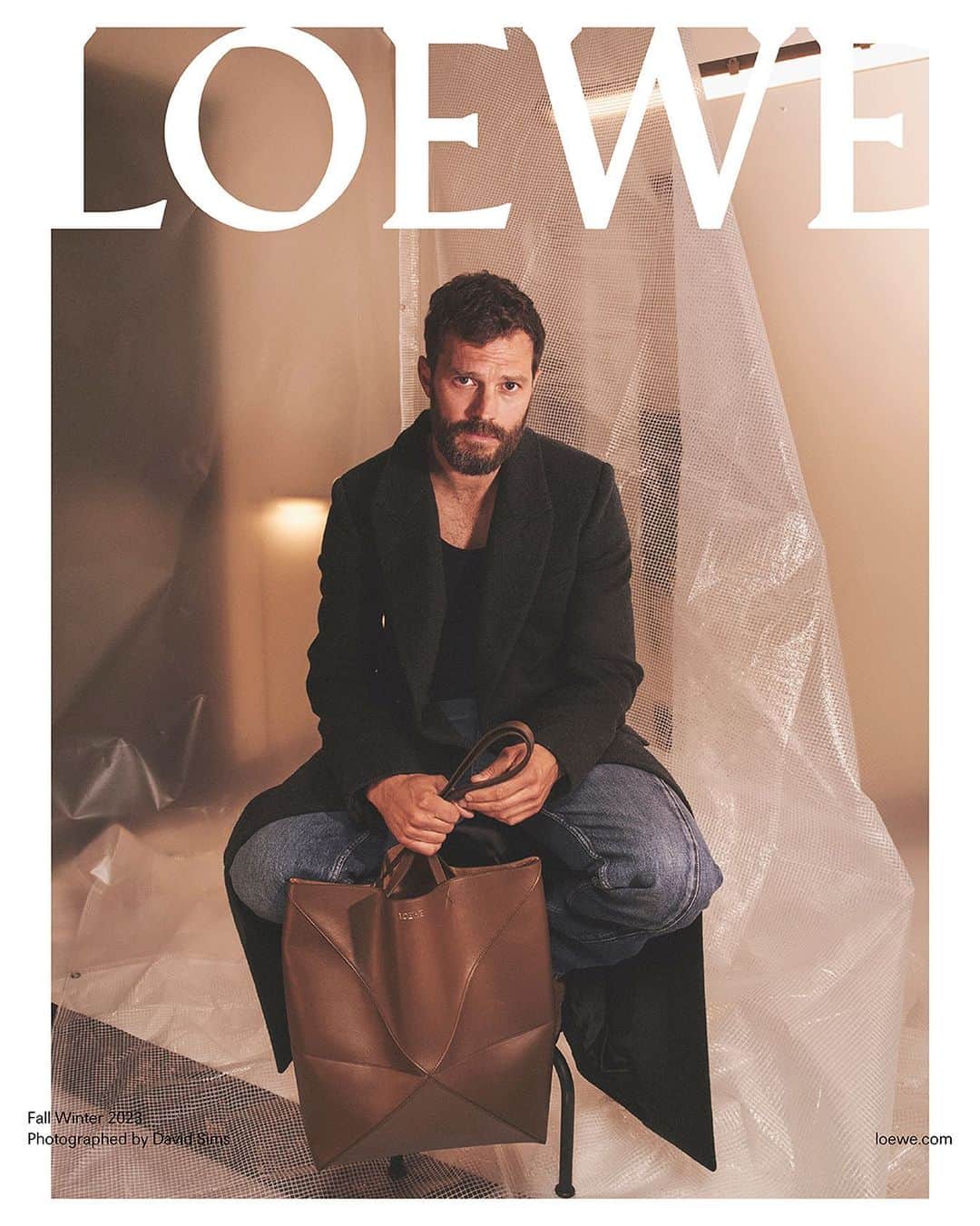 Loeweさんのインスタグラム写真 - (LoeweInstagram)「A study in character.  LOEWE Fall Winter 2023 men's campaign featuring Jamie Dornan with the Puzzle Fold tote—inspired by the iconic geometry of the original Puzzle debuted in 2014 as Jonathan Anderson’s first bag for LOEWE and an archive design known as the Origami bag.  Photography David Sims Creative direction Jonathan Anderson Styling Benjamin Bruno Hair Duffy Make up Lucia Pieroni Nails Ama Quashie Production Holmes Production Set design Vincent Olivieri  #LOEWE #LOEWEFW23」7月20日 17時02分 - loewe