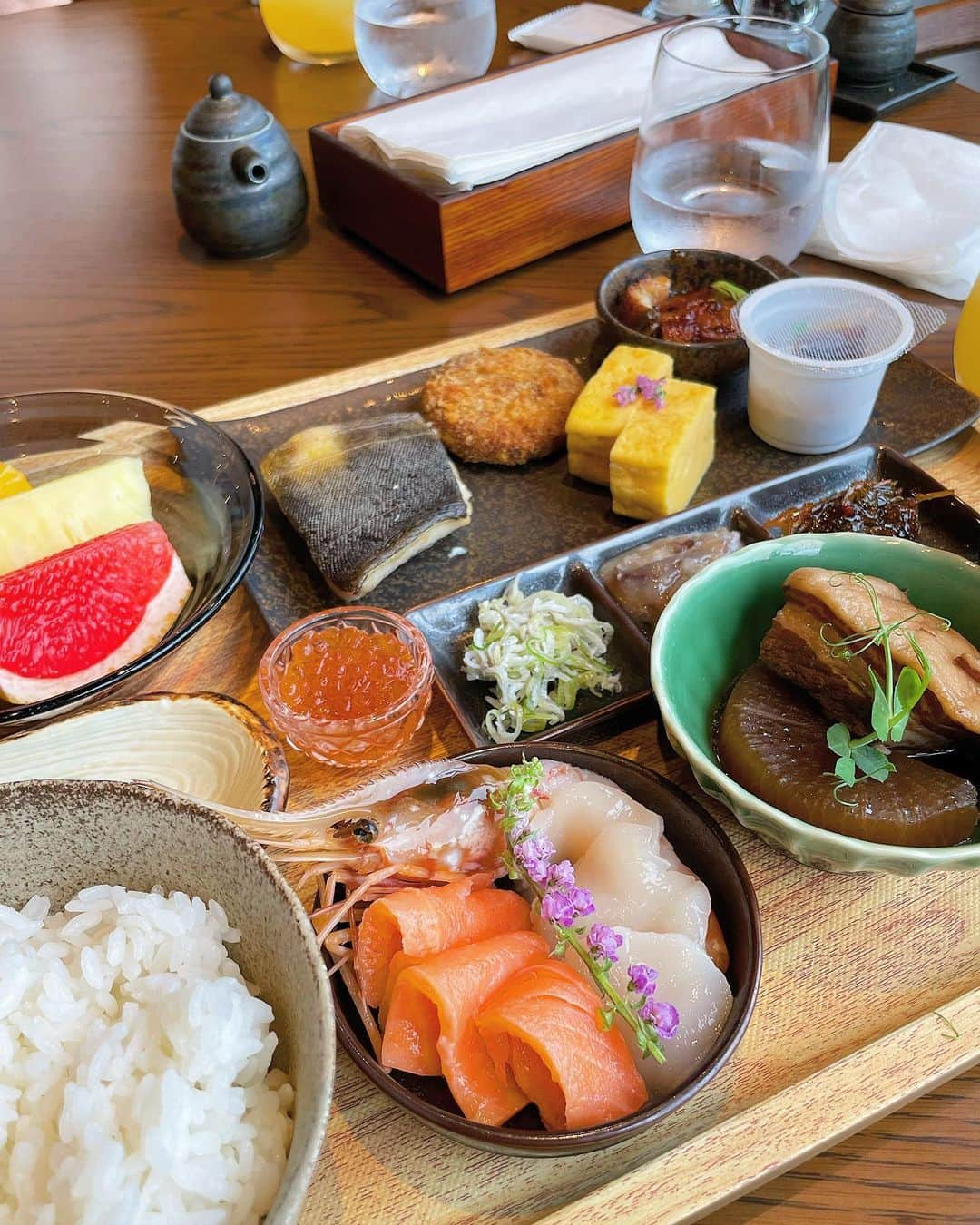 木村愛里さんのインスタグラム写真 - (木村愛里Instagram)「⋆ @yu.kiroro   今回の @0926etsuko との ３人旅は夏のキロロに🚗✨  YU KIRORO素敵だったのです🥺👏 ウェルカムパフェがこのクォリティ✨ 息子もぱくぱく🤭笑  お部屋もベッドも広くて ゆったり過ごせて 温泉の他に貸切風呂もあり ３人で自由に飲んだり 好きな音楽をかけたりして 子連れにはありがたかった♨️  ご飯はYU KIROROの中にあるレストランYUKASHI🍽️ 夕食も朝食も何を食べても絶品でボリュームたっぷりで 朝から美味しいお刺身やエッグベネディクトも😋  夜はBBQの食べ放題もやっているそうで 次回は大自然の中でお肉をいただきたい🍖！！  キロロといえば冬のイメージが強いけど 夏も大自然の中でのアクティビティが充実していて また絶対行きたい場所です！！⛰️  今回はテラリウム作りをしてみました✨ 無料のモーニングウォークをしながら 小枝や小石などを自分で採取🪷 ピンセットで無心でつくって楽しかった🥺 ミッフィーが可愛い🐰💚 夏の自由研究にも良いですよね👏☺️  凧作りと凧上げ体験もあって 息子がもう少し大きくなったらやらせてあげたい！🪁 私も実は凧上げした記憶がない😳  夏の思い出づくりに おすすめの場所でした❤️🫶  さて、悦子はん 次はどこに旅に行くかな？🤭📷  ㅤㅤㅤㅤㅤㅤㅤㅤㅤㅤㅤㅤㅤ #北海道 #北海道旅行 #キロロ #女子旅 #家族旅行 #夏休み #自由研究 #アクティビティ #モーニングウォーク #テラリウム #凧上げ #凧作り  #yukiroro #kiroro #BBQ」7月20日 17時06分 - airi_official