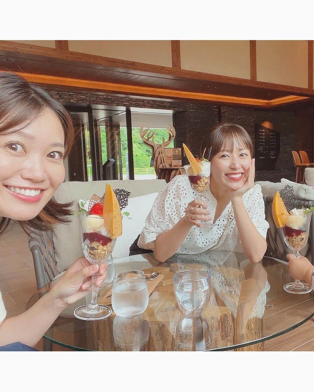 木村愛里さんのインスタグラム写真 - (木村愛里Instagram)「⋆ @yu.kiroro   今回の @0926etsuko との ３人旅は夏のキロロに🚗✨  YU KIRORO素敵だったのです🥺👏 ウェルカムパフェがこのクォリティ✨ 息子もぱくぱく🤭笑  お部屋もベッドも広くて ゆったり過ごせて 温泉の他に貸切風呂もあり ３人で自由に飲んだり 好きな音楽をかけたりして 子連れにはありがたかった♨️  ご飯はYU KIROROの中にあるレストランYUKASHI🍽️ 夕食も朝食も何を食べても絶品でボリュームたっぷりで 朝から美味しいお刺身やエッグベネディクトも😋  夜はBBQの食べ放題もやっているそうで 次回は大自然の中でお肉をいただきたい🍖！！  キロロといえば冬のイメージが強いけど 夏も大自然の中でのアクティビティが充実していて また絶対行きたい場所です！！⛰️  今回はテラリウム作りをしてみました✨ 無料のモーニングウォークをしながら 小枝や小石などを自分で採取🪷 ピンセットで無心でつくって楽しかった🥺 ミッフィーが可愛い🐰💚 夏の自由研究にも良いですよね👏☺️  凧作りと凧上げ体験もあって 息子がもう少し大きくなったらやらせてあげたい！🪁 私も実は凧上げした記憶がない😳  夏の思い出づくりに おすすめの場所でした❤️🫶  さて、悦子はん 次はどこに旅に行くかな？🤭📷  ㅤㅤㅤㅤㅤㅤㅤㅤㅤㅤㅤㅤㅤ #北海道 #北海道旅行 #キロロ #女子旅 #家族旅行 #夏休み #自由研究 #アクティビティ #モーニングウォーク #テラリウム #凧上げ #凧作り  #yukiroro #kiroro #BBQ」7月20日 17時06分 - airi_official