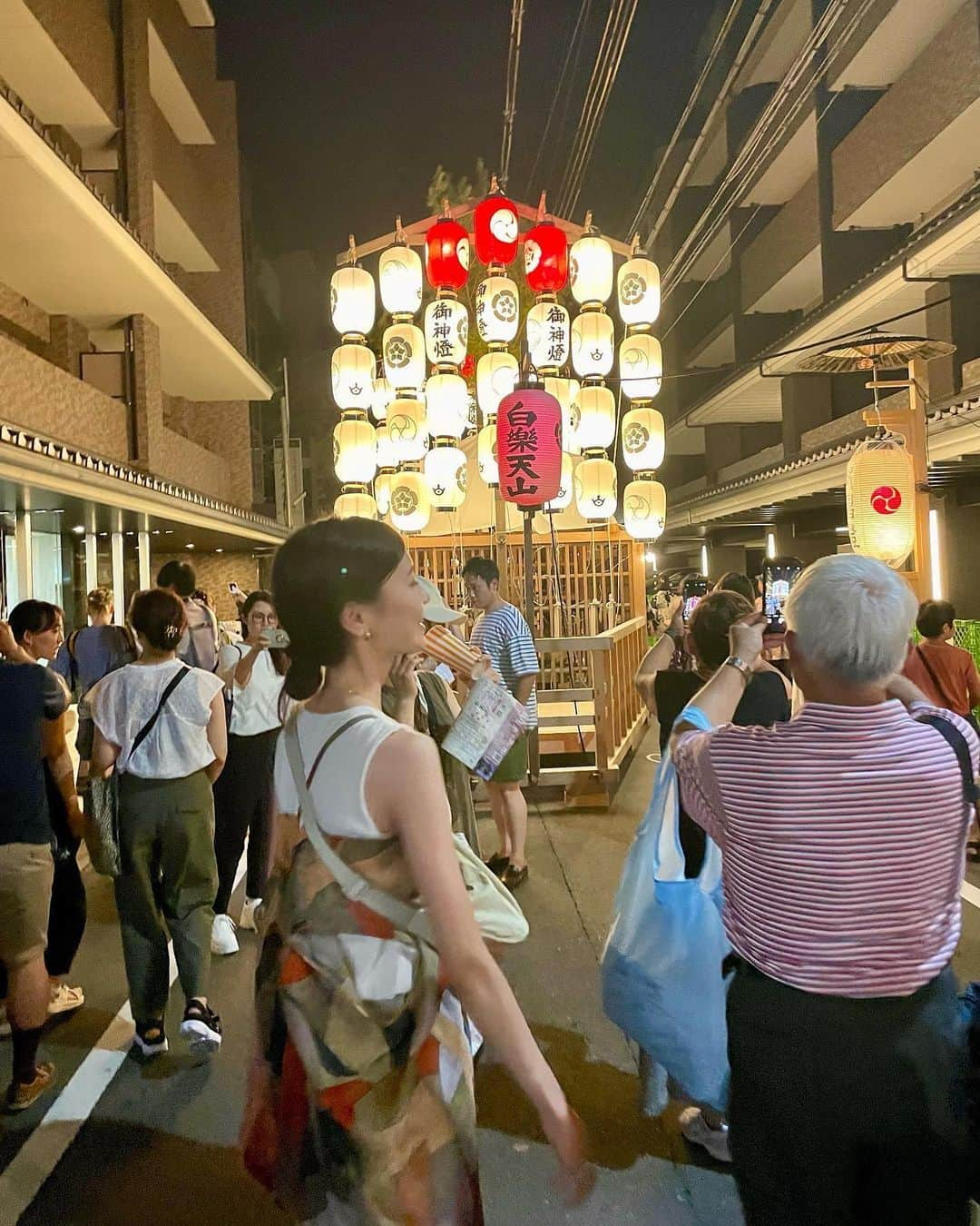 酒井結加のインスタグラム：「祇園祭🏮  初めましての祇園祭♡ 限定のみたらし団子も 厄除けちまきも購入できて 大満喫\(◡̈)/✨  来年も皆んなで 行けますように🌈  #祇園祭#京都#夏祭り#厄除け #みたらし団子#夏の思い出」