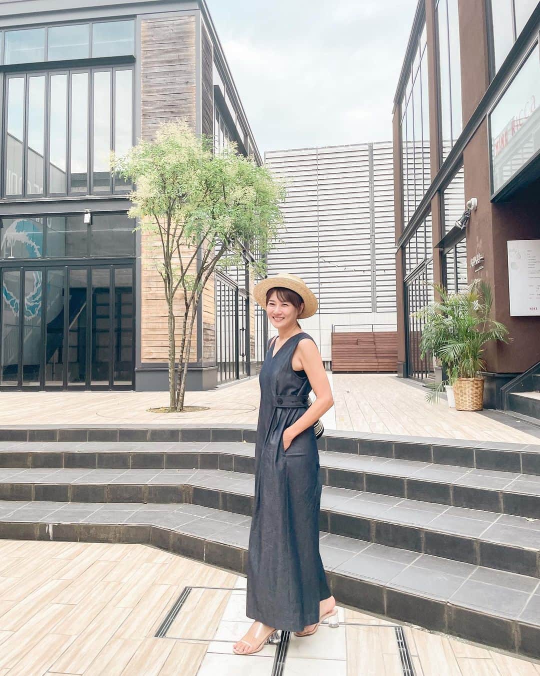 藤崎奈々子さんのインスタグラム写真 - (藤崎奈々子Instagram)「100％褒められ服は エレンディーク @elendeek  ・ デニムっぽい色も、涼しい素材もお気に入り♡ カンカン帽とクリアサンダルで涼しげにコーデするのがおススメ ・ そして、季節が巡るのは早い！ と思うのが展示会 夏のエレンディークのお洋服を着てる時に展示会では冬物 モコモコのトップスを着ながら、冬のお洋服は何にしようかと考えを巡らせる ・ 私は5枚目の @chinatsu614 ちゃん がセットアップで着ていた、ベージュのお洋服をつけました 黒も可愛いくて迷ったけど、新鮮なベージュで！ ⁡ みんなは冬のお洋服どんな気分？ ・ #エレンディーク #展示会巡り  #セットアップコーデ #トップス #スカートコーデ #オールインワンコーデ #冬服コーデ」7月20日 17時07分 - nanakofujisaki