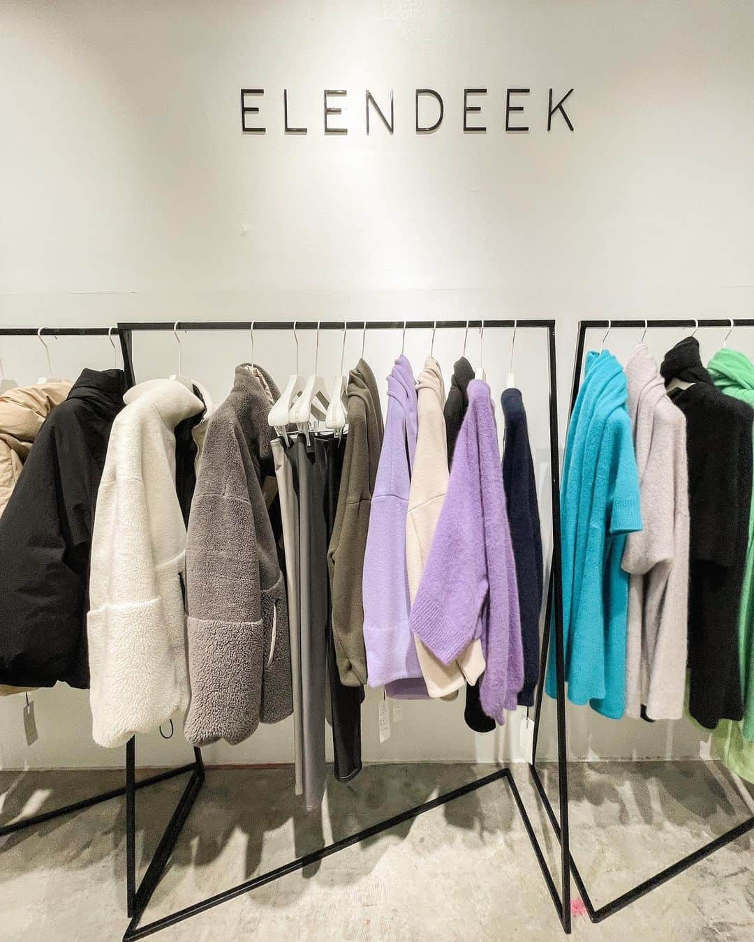 藤崎奈々子さんのインスタグラム写真 - (藤崎奈々子Instagram)「100％褒められ服は エレンディーク @elendeek  ・ デニムっぽい色も、涼しい素材もお気に入り♡ カンカン帽とクリアサンダルで涼しげにコーデするのがおススメ ・ そして、季節が巡るのは早い！ と思うのが展示会 夏のエレンディークのお洋服を着てる時に展示会では冬物 モコモコのトップスを着ながら、冬のお洋服は何にしようかと考えを巡らせる ・ 私は5枚目の @chinatsu614 ちゃん がセットアップで着ていた、ベージュのお洋服をつけました 黒も可愛いくて迷ったけど、新鮮なベージュで！ ⁡ みんなは冬のお洋服どんな気分？ ・ #エレンディーク #展示会巡り  #セットアップコーデ #トップス #スカートコーデ #オールインワンコーデ #冬服コーデ」7月20日 17時07分 - nanakofujisaki