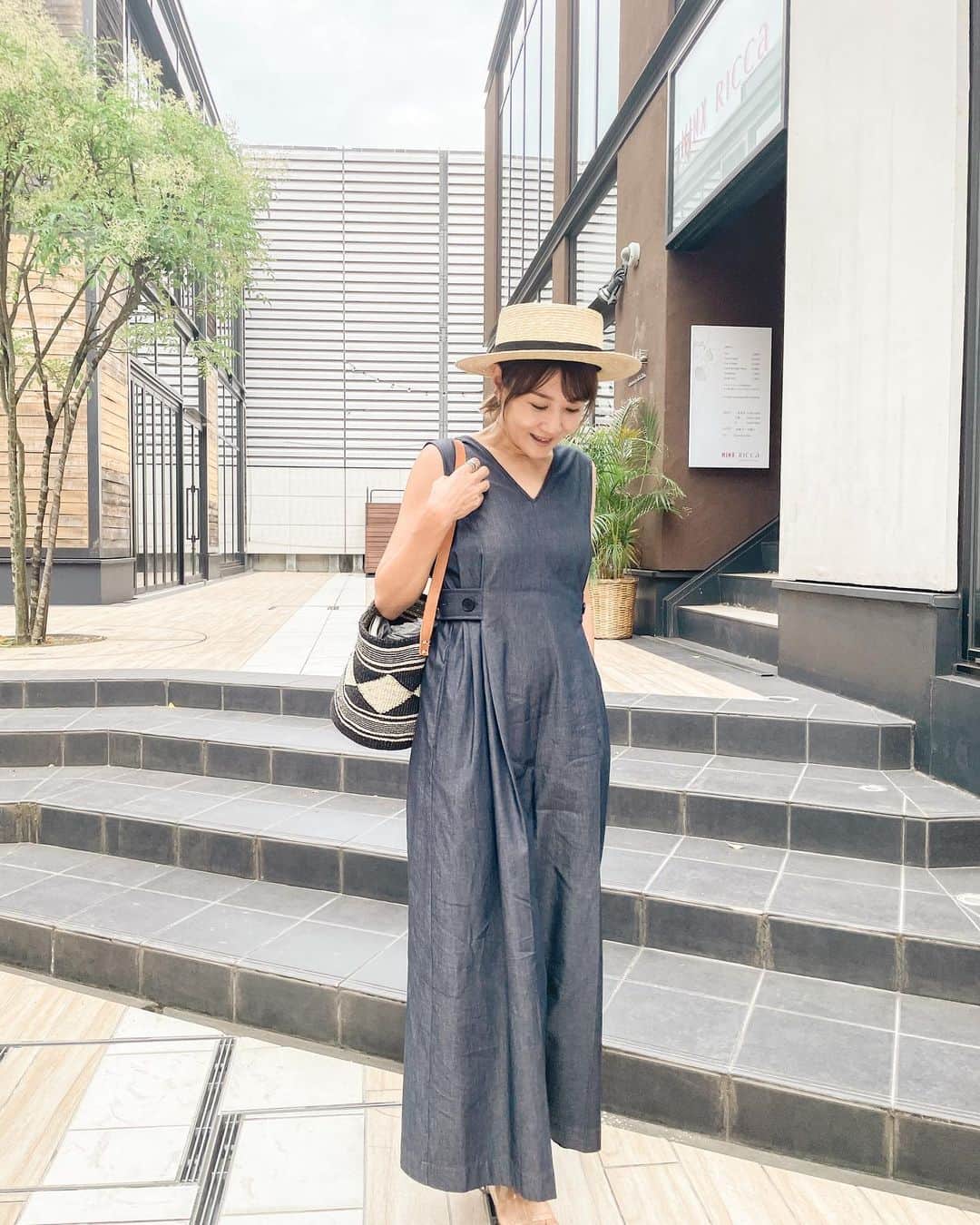 藤崎奈々子さんのインスタグラム写真 - (藤崎奈々子Instagram)「100％褒められ服は エレンディーク @elendeek  ・ デニムっぽい色も、涼しい素材もお気に入り♡ カンカン帽とクリアサンダルで涼しげにコーデするのがおススメ ・ そして、季節が巡るのは早い！ と思うのが展示会 夏のエレンディークのお洋服を着てる時に展示会では冬物 モコモコのトップスを着ながら、冬のお洋服は何にしようかと考えを巡らせる ・ 私は5枚目の @chinatsu614 ちゃん がセットアップで着ていた、ベージュのお洋服をつけました 黒も可愛いくて迷ったけど、新鮮なベージュで！ ⁡ みんなは冬のお洋服どんな気分？ ・ #エレンディーク #展示会巡り  #セットアップコーデ #トップス #スカートコーデ #オールインワンコーデ #冬服コーデ」7月20日 17時07分 - nanakofujisaki