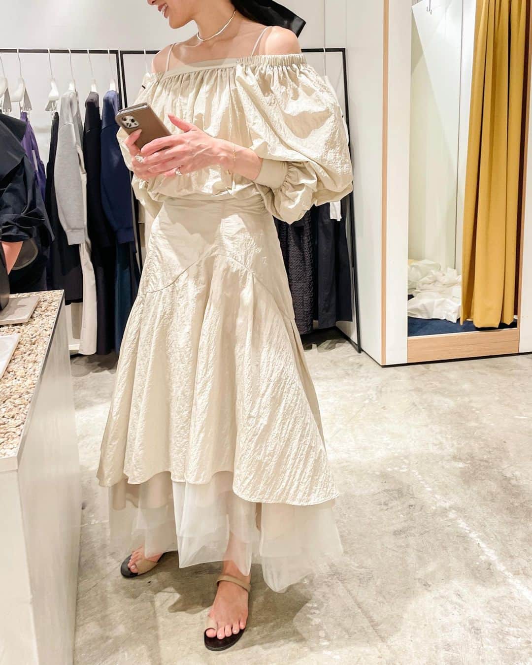 藤崎奈々子さんのインスタグラム写真 - (藤崎奈々子Instagram)「100％褒められ服は エレンディーク @elendeek  ・ デニムっぽい色も、涼しい素材もお気に入り♡ カンカン帽とクリアサンダルで涼しげにコーデするのがおススメ ・ そして、季節が巡るのは早い！ と思うのが展示会 夏のエレンディークのお洋服を着てる時に展示会では冬物 モコモコのトップスを着ながら、冬のお洋服は何にしようかと考えを巡らせる ・ 私は5枚目の @chinatsu614 ちゃん がセットアップで着ていた、ベージュのお洋服をつけました 黒も可愛いくて迷ったけど、新鮮なベージュで！ ⁡ みんなは冬のお洋服どんな気分？ ・ #エレンディーク #展示会巡り  #セットアップコーデ #トップス #スカートコーデ #オールインワンコーデ #冬服コーデ」7月20日 17時07分 - nanakofujisaki