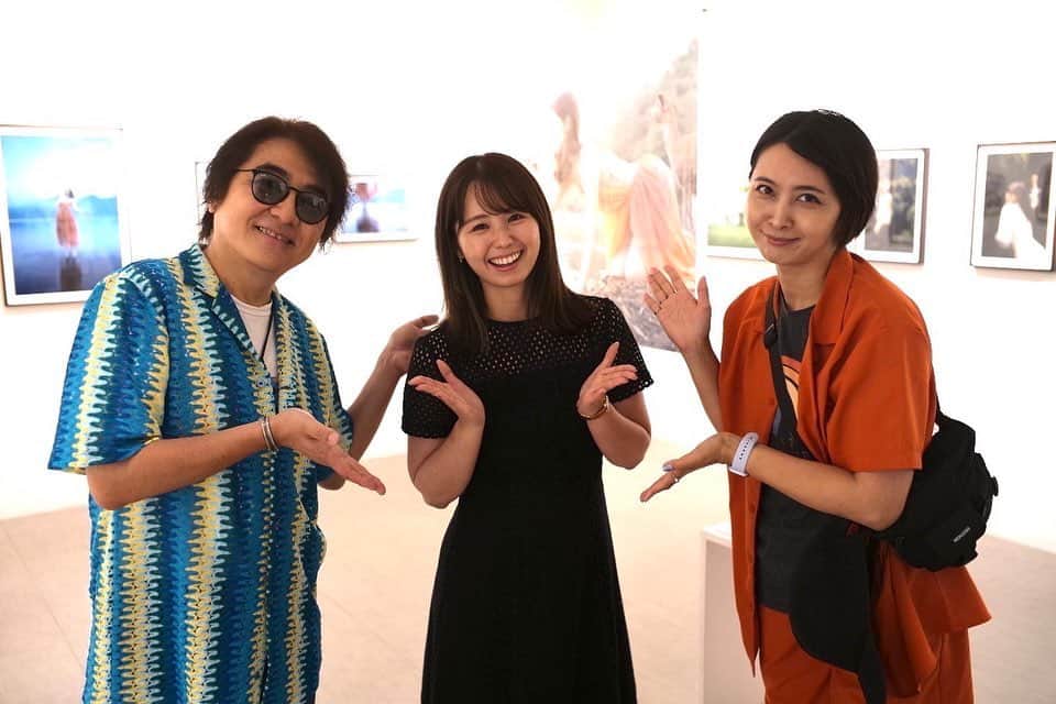 加藤夏希のインスタグラム：「#小池里奈写真展 へ行ってきました！ 里奈ちゃんの愛らしい写真から妖艶な大人の雰囲気を出す写真まで、どれもうっとりしちゃうアート作品でした✨ ぜひ皆様も足を運んでみてください🎵 #恵比寿 #Tokyoaitsgallery #小池里奈」