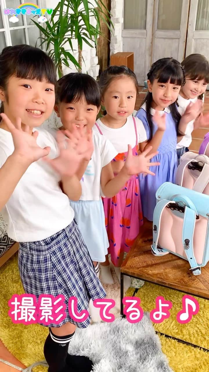 はれママキッズのインスタグラム：「れいかが使っているセイバンの天使のはねランドセルの撮影に行ってきました😍✨ プロの撮影現場でドキドキでしたが、天使のはねランドセルを使っている子供たち同士で、 天使のはねの魅力を話し合っていて、とっても楽しく撮影できました🌈✨ れいかとしのが出演している ＜天使のはねランドセルのセイバン【公式】＞チャンネルさんの動画、 おすすめの人気モデルを紹介しているから、もぜひ見てくださいね🎵 リンクをストーリーズに貼っておくので、そこから見れます😍  #セイバン #SEIBAN  #天使のはね #ランドセル #新入学 #1年生  #ラン活 #はれママキッズtv #さあやちゃんねる #大野りりあな #イーグル紅 #子守犬銀兄ちゃん」