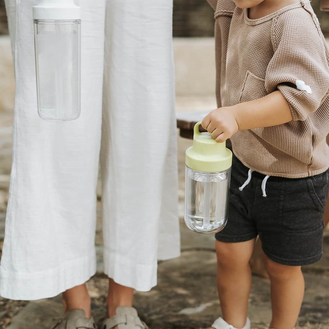 KINTOさんのインスタグラム写真 - (KINTOInstagram)「ドリンクの冷たさをキープしてくれる二重構造で樹脂製のTO GO BOTTLE。炭酸飲料も入れることができ、口当たりの良いストローは歩きながらでも飲みやすい設計です。食洗機対応で、取り外しが簡単なパーツは洗いやすいように考えられています。⁠ ⁠ ---⁠ Double walled TO GO BOTTLE helps to keep your drinks cold and can also be used with carbonated drinks. The soft straw-type spout is comfortable to drink from, letting you hydrate with ease while on the go. ⁠ .⁠ .⁠ .⁠ Photo: @imzachlopez⁠ #kinto #キントー #tumbler #mybottle #マイタンブラー #マイボトル」7月20日 17時15分 - kintojapan