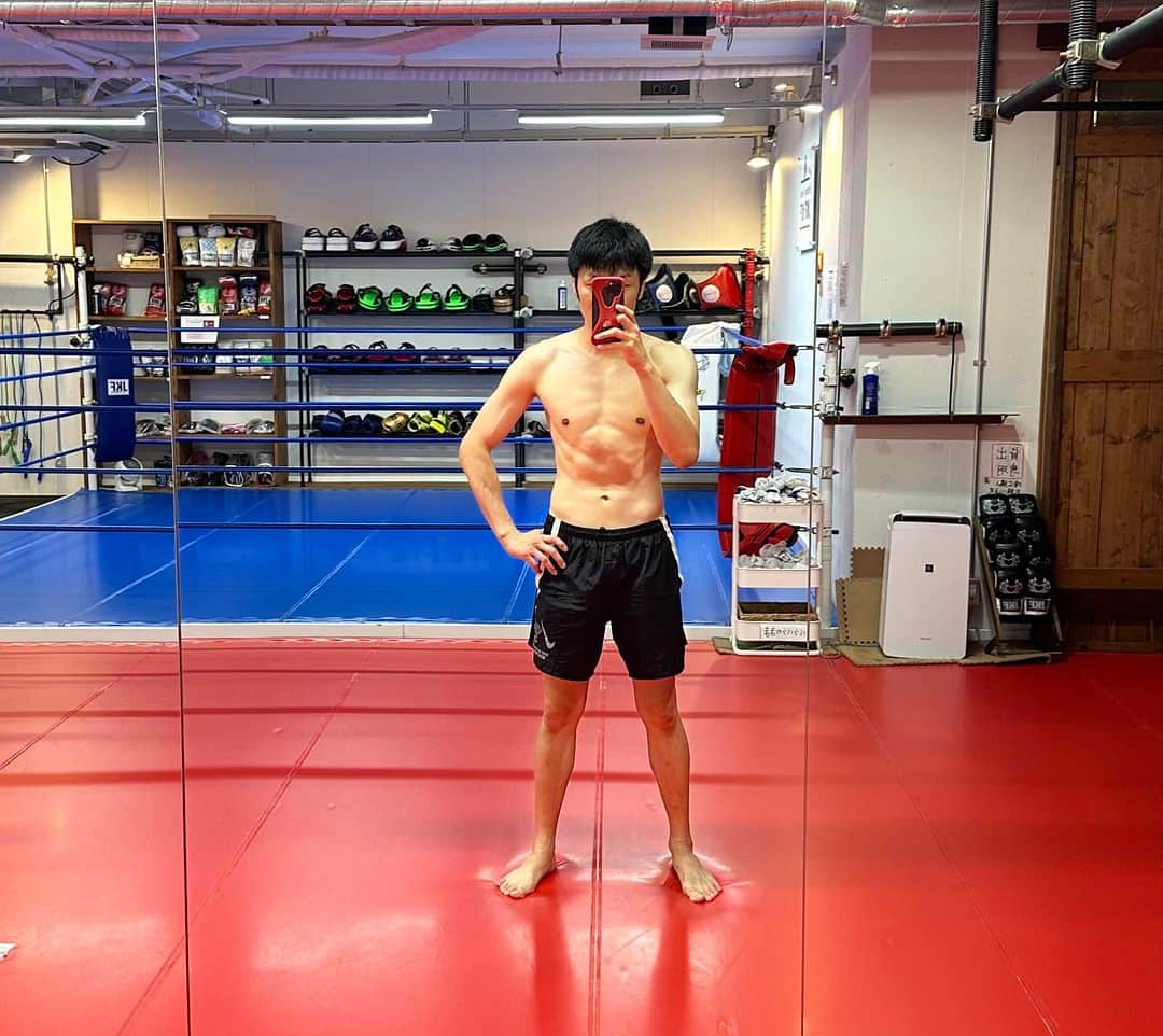 佐藤嘉洋さんのインスタグラム写真 - (佐藤嘉洋Instagram)「仕事すると身体つきが良くなる。 キックボクシング歴29年。 本当にいい運動。  今は基礎的な動きを掘り下げ、根本的に強くなる指導法を追求しています。 それを自分の身体でも試行錯誤する日々。  めちゃくちゃ面白い。  #キックボクシング #kickboxing #佐藤嘉洋 #yoshihirosato」7月20日 17時10分 - yoshihirosato1981