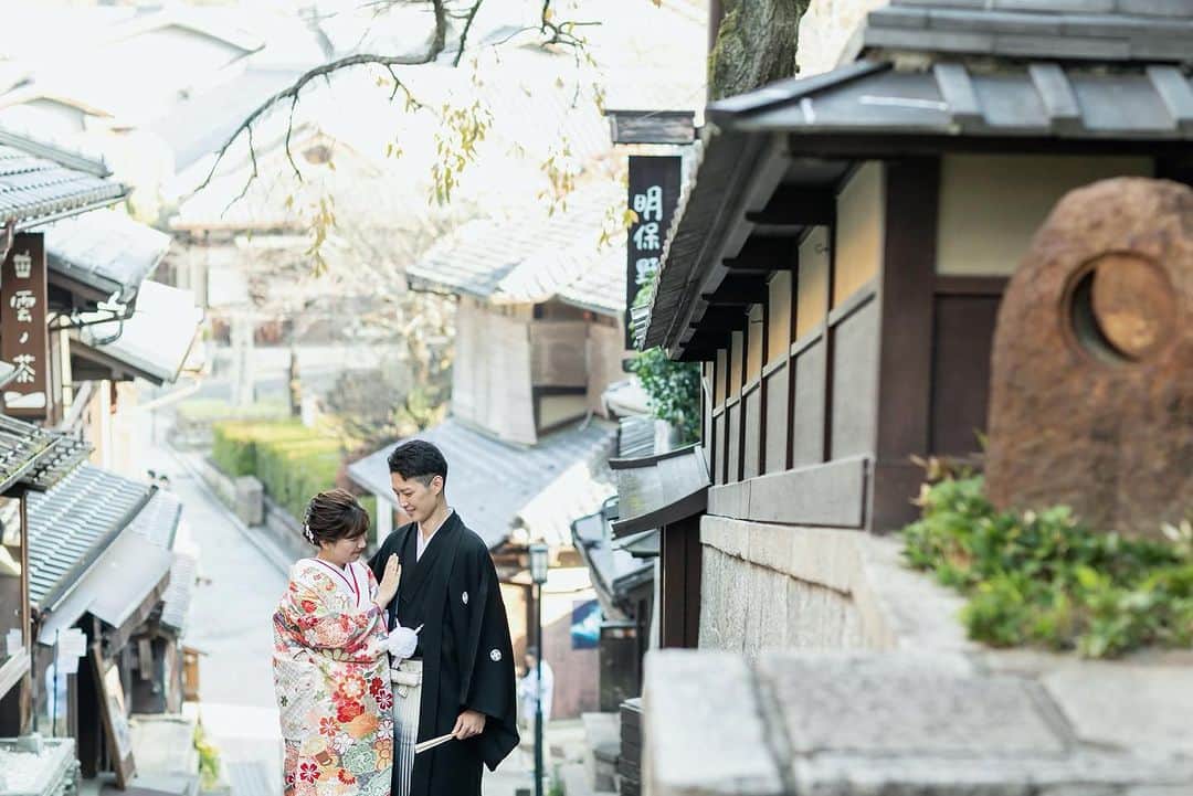 KIYOMIZU京都東山 公式さんのインスタグラム写真 - (KIYOMIZU京都東山 公式Instagram)「・ 京都で前撮りするなら 風情溢れるロケーションでの撮影がおすすめ！  KIYOMIZU京都東山では 日々結婚式を創るスタッフによる 本格的なフォトウエディングが可能です  ----------------------  @kiyomizu_kyoto_higashiyama をフォローし 【#kiyomizu京都東山】で検索してくださいね❖  #スタイルズ花嫁 #KIYOMIZU京都東山 #KIYOMIZU花嫁 #ブライダルハウスtutu #シェアーズヘアメイク #京都花嫁 #京都結婚式 #京都婚 #和婚 #京都結婚式場 #卒花嫁 #プレ花嫁 #結婚式レポ #前撮り #前撮りレポ #ウェディングフォト #フォトウェディング #和装 #色打掛 #番傘」7月20日 17時19分 - kiyomizu_kyoto_higashiyama