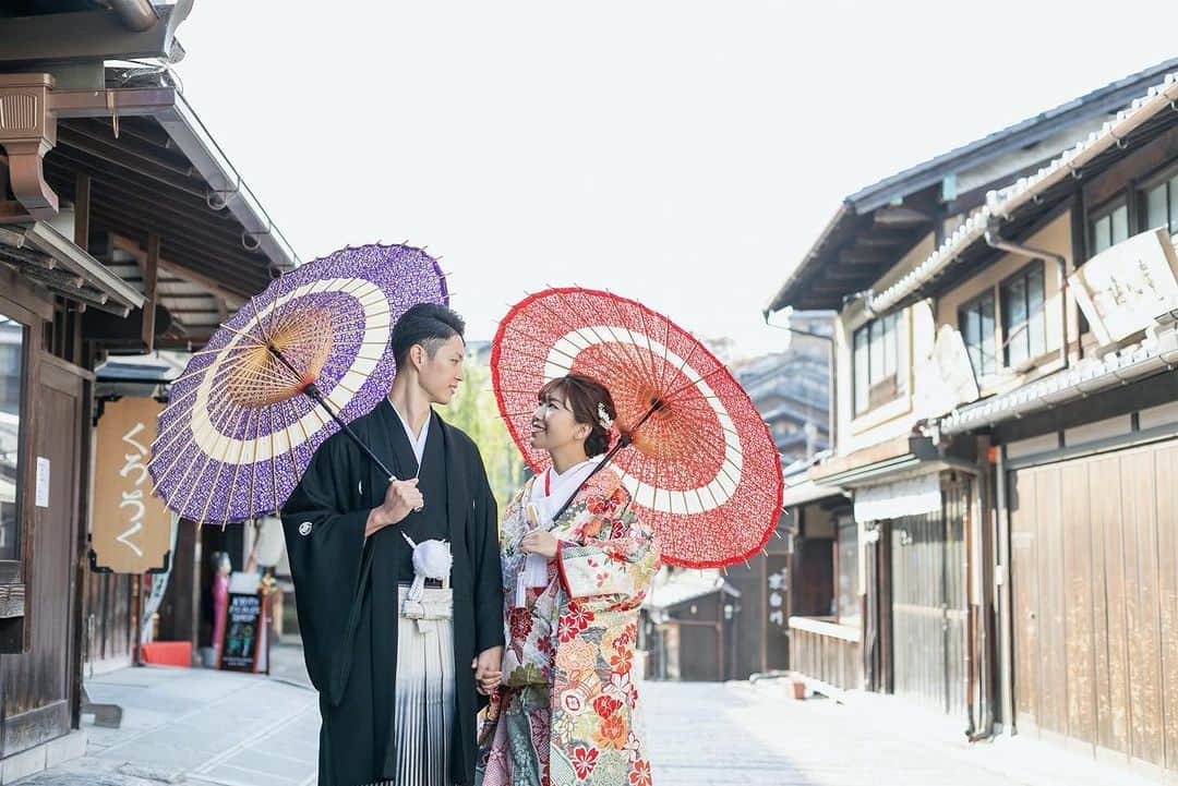 KIYOMIZU京都東山 公式さんのインスタグラム写真 - (KIYOMIZU京都東山 公式Instagram)「・ 京都で前撮りするなら 風情溢れるロケーションでの撮影がおすすめ！  KIYOMIZU京都東山では 日々結婚式を創るスタッフによる 本格的なフォトウエディングが可能です  ----------------------  @kiyomizu_kyoto_higashiyama をフォローし 【#kiyomizu京都東山】で検索してくださいね❖  #スタイルズ花嫁 #KIYOMIZU京都東山 #KIYOMIZU花嫁 #ブライダルハウスtutu #シェアーズヘアメイク #京都花嫁 #京都結婚式 #京都婚 #和婚 #京都結婚式場 #卒花嫁 #プレ花嫁 #結婚式レポ #前撮り #前撮りレポ #ウェディングフォト #フォトウェディング #和装 #色打掛 #番傘」7月20日 17時19分 - kiyomizu_kyoto_higashiyama