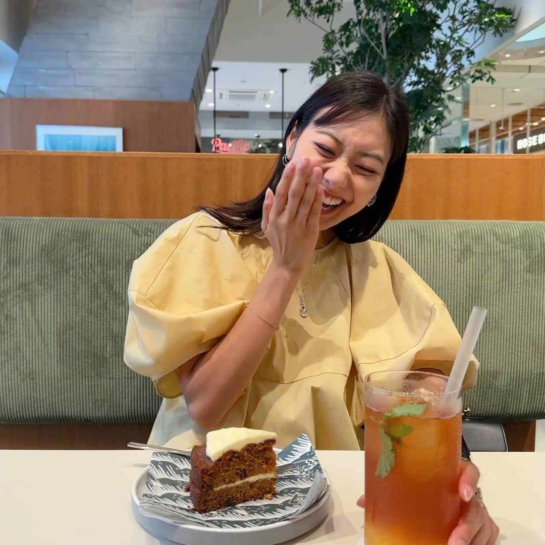 尾花貴絵さんのインスタグラム写真 - (尾花貴絵Instagram)「🧁 . 朝活した日 @pacific_bakehouse  w/ @juri_crystalgolf   OPENした時からずっと気になっていたお店🫧 キャロットケーキはしっとり＆スパイシーで私好みでした！  樹理さんから一口もらったドーナツも モチモチ食感且つフワッと軽い口当たりで美味しかったなぁ😍👏🏻 . ハワイを感じる店内に朝から癒やされました🏄‍♀🌊🏝 近くに行った際にはまた寄ろーっと!! . . #cafe #pacificbakehouse #hawaii #doughnut #cake #teatime」7月20日 17時20分 - kie_obana_