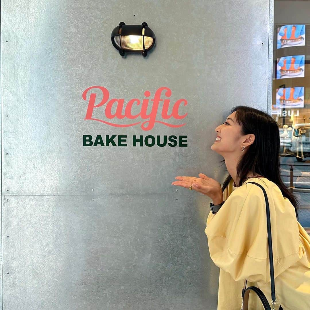 尾花貴絵のインスタグラム：「🧁 . 朝活した日 @pacific_bakehouse  w/ @juri_crystalgolf   OPENした時からずっと気になっていたお店🫧 キャロットケーキはしっとり＆スパイシーで私好みでした！  樹理さんから一口もらったドーナツも モチモチ食感且つフワッと軽い口当たりで美味しかったなぁ😍👏🏻 . ハワイを感じる店内に朝から癒やされました🏄‍♀🌊🏝 近くに行った際にはまた寄ろーっと!! . . #cafe #pacificbakehouse #hawaii #doughnut #cake #teatime」