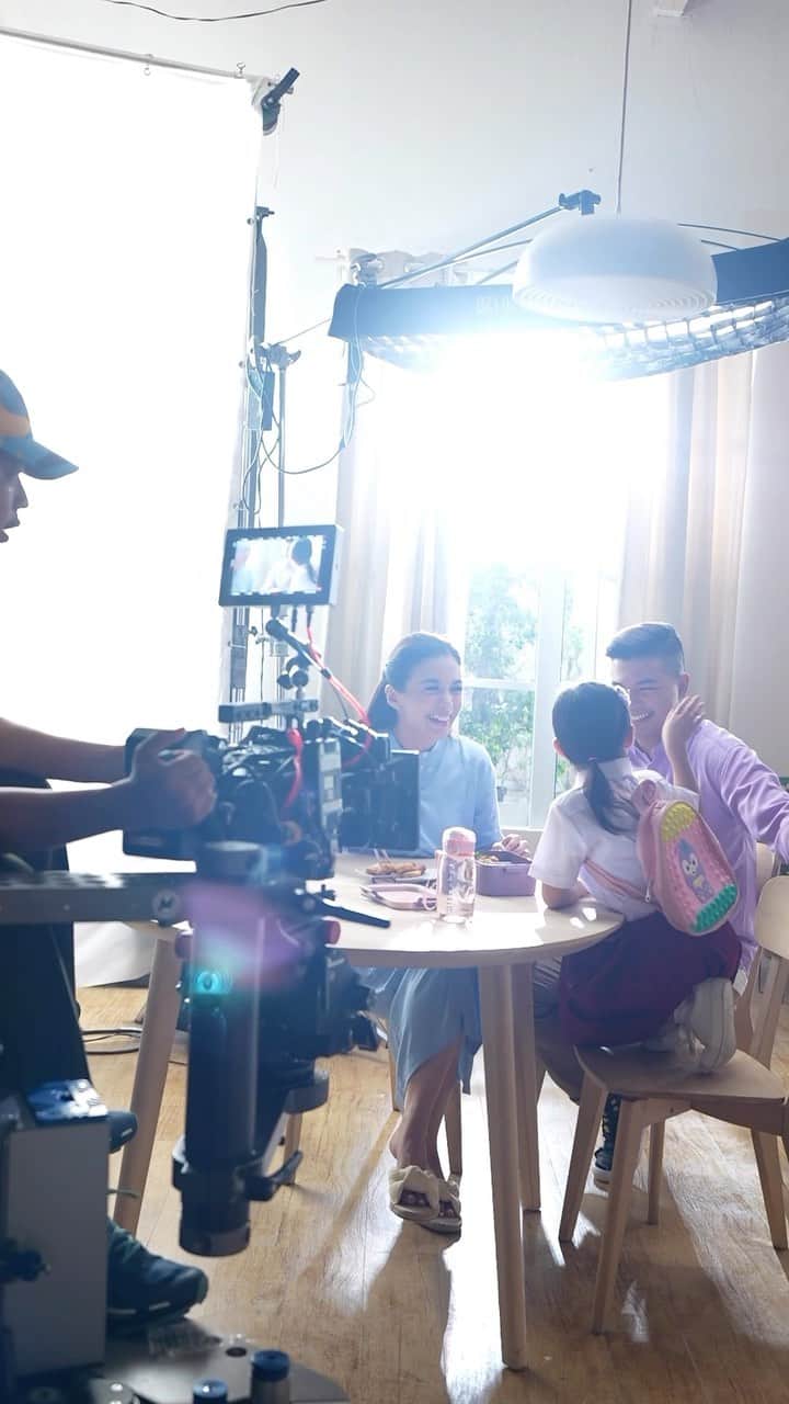 チェルシー・オリビアのインスタグラム：「Dibalik layar pembuatan shooting Formula Family ❤️❤️  Shooting yg menghabiskan waktu kurang lebih 12jam dan menghasilkan 30sec ❤️❤️ enjoy guys …」