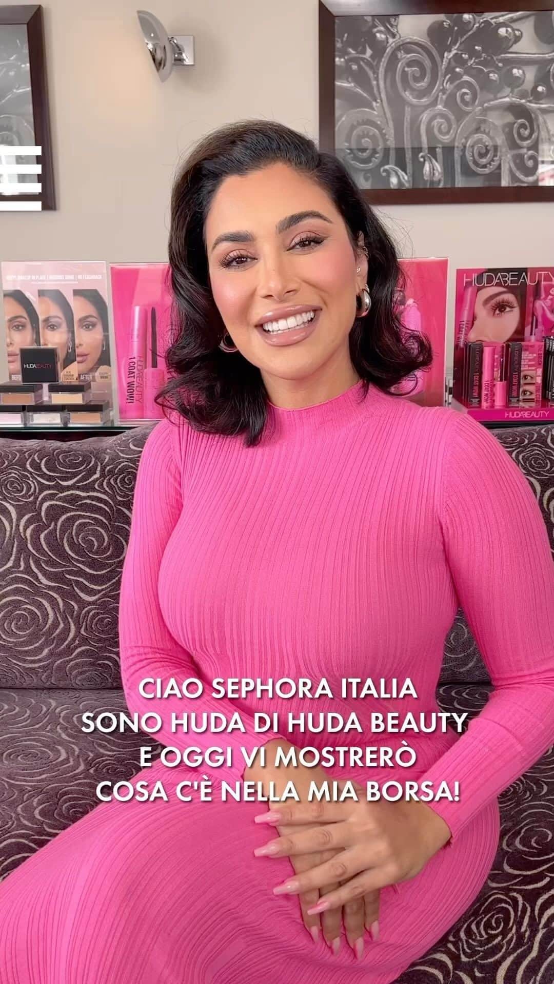 Huda Kattanのインスタグラム：「Qual è l’unica cosa che non manca mai nella tua borsa? Siamo curiosi! Lo abbiamo chiesto anche a @huda, fondatrice di @hudabeauty, ed ecco cos’è successo... 👀😂 Acquista  subito il nuovissimo 1 Coat Wow! Mascara Solo da Sephora.  What’s that ONE thing that’s always in your purse? We’re curious!​ We asked the same question to @huda, founder of @hudabeauty, and this is what happened... 👀😂​  Shop Huda’s latest 1 Coat Wow! Mascara now, only at Sephora.​ #sephoraloveshuda #hudabeauty #onecoatwow」