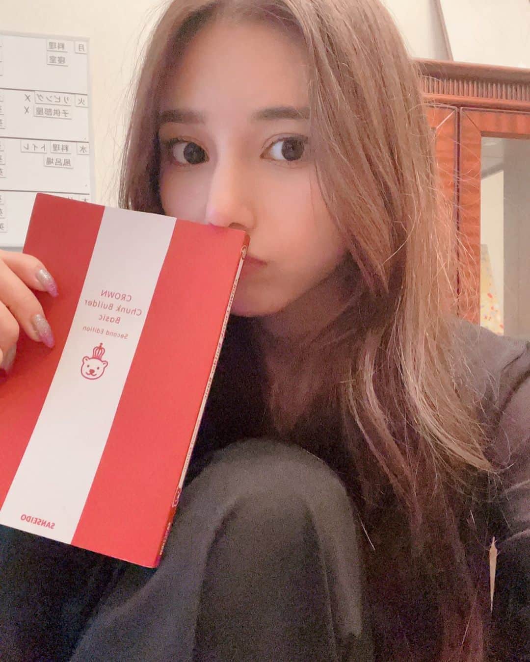 菊池梨沙のインスタグラム：「今日は全力で遊んでた息子が、遅めのお昼寝してくれたので、英語勉強を早い時間に終わらせられそうです…  私の頭の問題か…何回やっても長文が頭に定着してくれない…  良い勉強法はないか…模索中です…」