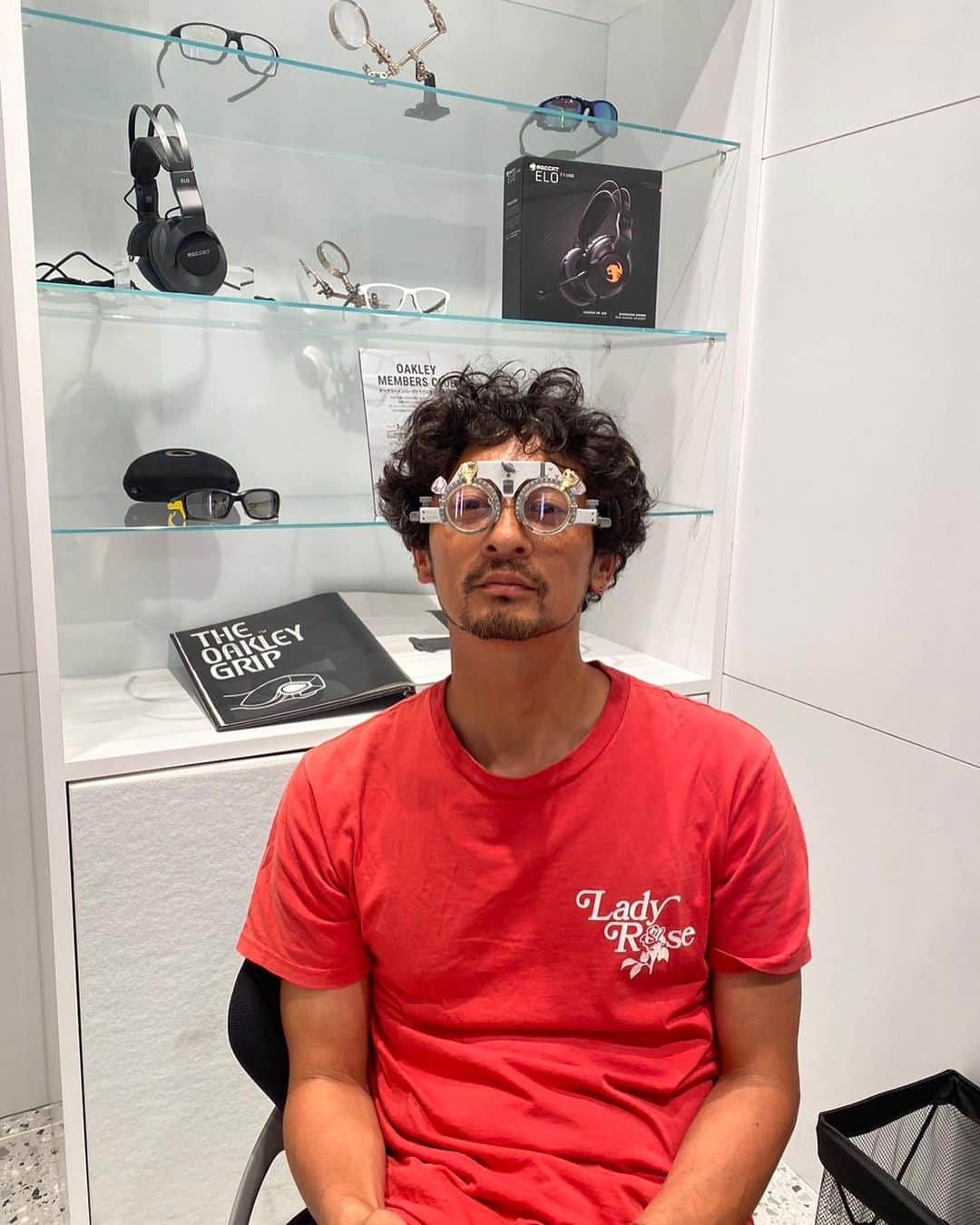 春日潤也のインスタグラム：「サングラスを作りに @oakleyjapan の渋谷店へ🕶 普段使いの調光レンズと釣り用の偏光グラスの2種類を選んできた😁 検眼もしてもらってまだ両眼で1.5見えてるのでまだ度付きじゃなくてもいいかなって✌️ どのモデルにしたかは出来上がってからのお楽しみ👍  #oakley  #サングラス #調光レンズ」