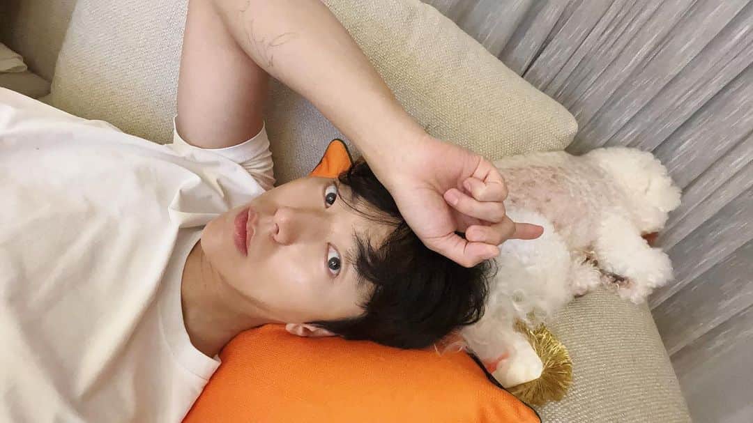 ユン・ヒョンミンのインスタグラム：「머리위 하나 다리사이 하나🦮 이쁜이들」