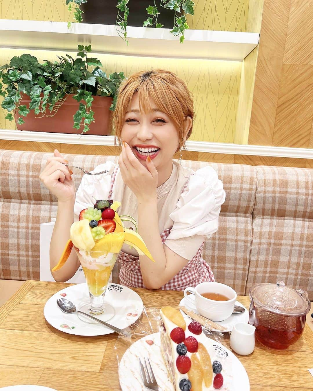 高橋里彩子のインスタグラム：「久々に美容♡ 最新美容してきた🥰❤️ 夏にオススメの 美肌施術の ピーリング×エレクトロポレーション』♥️🌈  @gangnam._.official の @dr_akiyoshi_yamamoto 先生に やってもらった😌  これは 肌表面に溜まった不要な角質たか 毛穴の汚れを除去して、 肌の深部に高濃度の美容成分をとどけてくれるの！🥺❣️  エレクトロポレーションは イオン導入の20倍の浸透力を持ってて 高分子の有効成分もしっかりと真皮まで導入する事ができるの！  針を使わずに肌の奥まで 短い電気パルスを流して 高濃度の美容成分を届けてくれるからすごいよ😆💘  薬剤も肌悩みに合わせて3種類から選べたよ✨♥️  私は 小じわ・美白・ハリ・肌の再生に 効果があるという『ペップビュー＋』を。 しっかりと真皮まで導入してきた😊 　 たったの15分で終わったよ！🤍  直後からモチモチ透明肌になって、 なんか卵の殻みたいにぷりんって感じ、 その後皮むけてきたけど2.3日できれいになった！  ボトックスもうったから あと1ヶ月後ぐらいのスッキリ具合楽しみだ🥰💗  #カンナム美容外科  #エラボトックス #プチ整形 #美容外科 #美白 #美肌ケア #美肌治療 #エレクトロポレーション #渋谷グルメ」