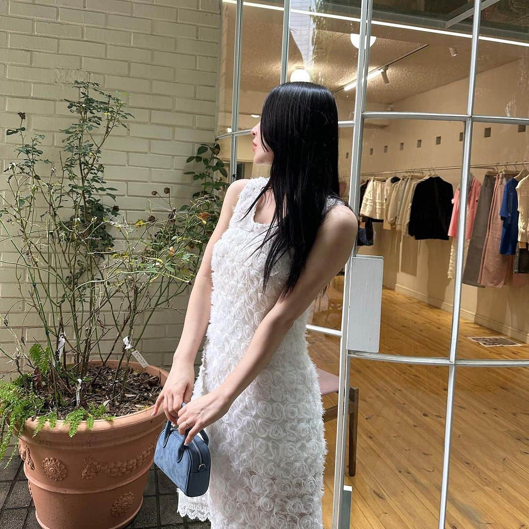 ゆかさんのインスタグラム写真 - (ゆかInstagram)「White dress made me feel special🤍🤍  今夜7時半からは Sinoon ( @sinoon.official )さんとのコラボQoo10ライブ配信✨🤍 この白のワンピ可愛いでしょ？🥹丈の長さも上品で、何よりもこのフラワーテクスチャーになってるデザインが素敵💐 手に持ってるミニバッグもかなり使えるアイテムだから今夜お見逃しなく🤍🤍 . . . #koreanfashion #fashionstyle #ootd #sinoon #qoo10 #韓国ファッション #韓国コーデ #ワンピース #ワンピースコーデ #バッグ #夏コーデ #원피스 #원피스코디 #시눈 #코디」7月20日 17時29分 - bjyuka