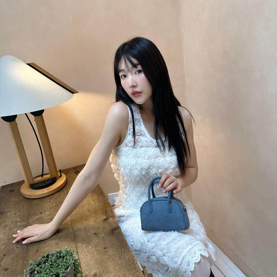 ゆかさんのインスタグラム写真 - (ゆかInstagram)「White dress made me feel special🤍🤍  今夜7時半からは Sinoon ( @sinoon.official )さんとのコラボQoo10ライブ配信✨🤍 この白のワンピ可愛いでしょ？🥹丈の長さも上品で、何よりもこのフラワーテクスチャーになってるデザインが素敵💐 手に持ってるミニバッグもかなり使えるアイテムだから今夜お見逃しなく🤍🤍 . . . #koreanfashion #fashionstyle #ootd #sinoon #qoo10 #韓国ファッション #韓国コーデ #ワンピース #ワンピースコーデ #バッグ #夏コーデ #원피스 #원피스코디 #시눈 #코디」7月20日 17時29分 - bjyuka