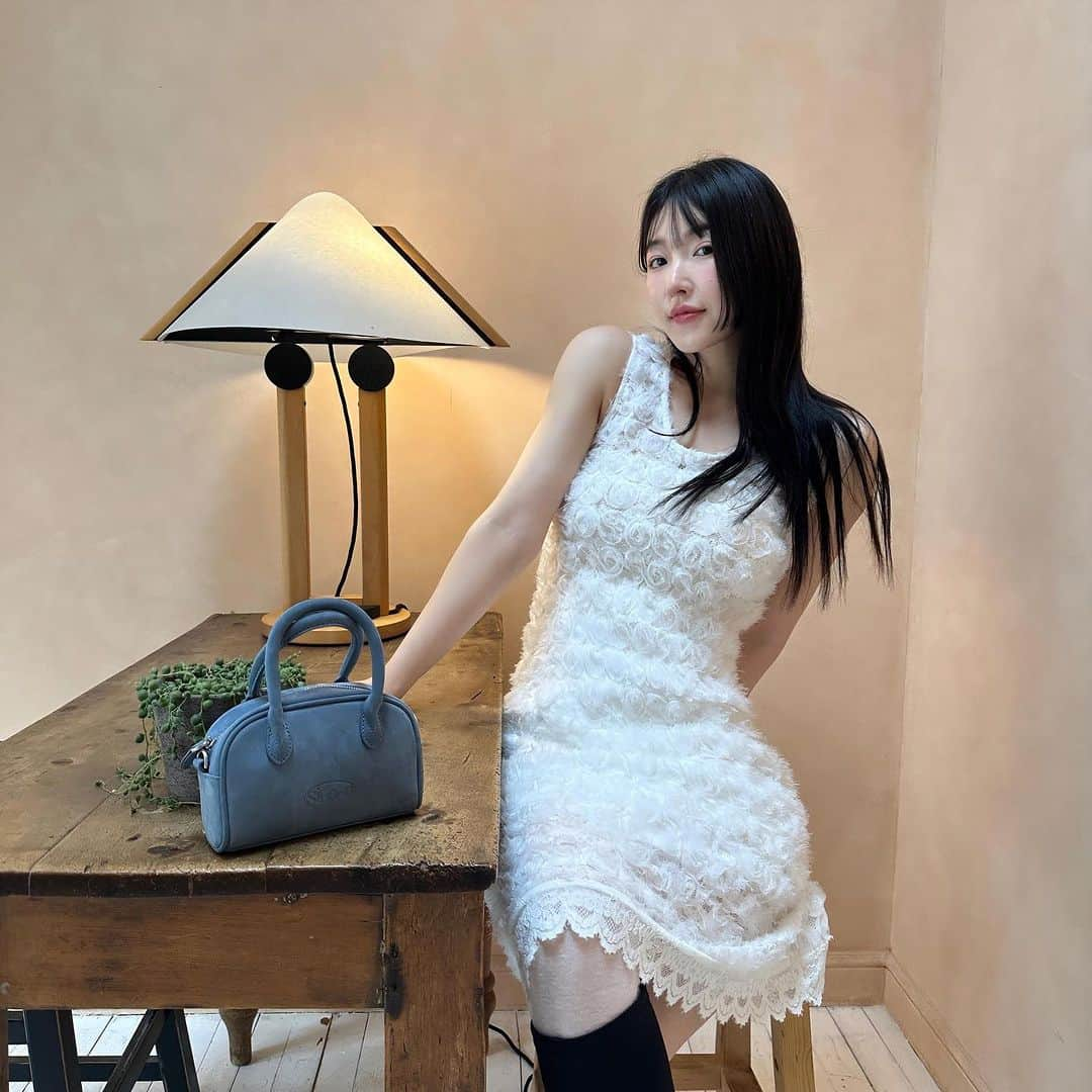 ゆかさんのインスタグラム写真 - (ゆかInstagram)「White dress made me feel special🤍🤍  今夜7時半からは Sinoon ( @sinoon.official )さんとのコラボQoo10ライブ配信✨🤍 この白のワンピ可愛いでしょ？🥹丈の長さも上品で、何よりもこのフラワーテクスチャーになってるデザインが素敵💐 手に持ってるミニバッグもかなり使えるアイテムだから今夜お見逃しなく🤍🤍 . . . #koreanfashion #fashionstyle #ootd #sinoon #qoo10 #韓国ファッション #韓国コーデ #ワンピース #ワンピースコーデ #バッグ #夏コーデ #원피스 #원피스코디 #시눈 #코디」7月20日 17時29分 - bjyuka