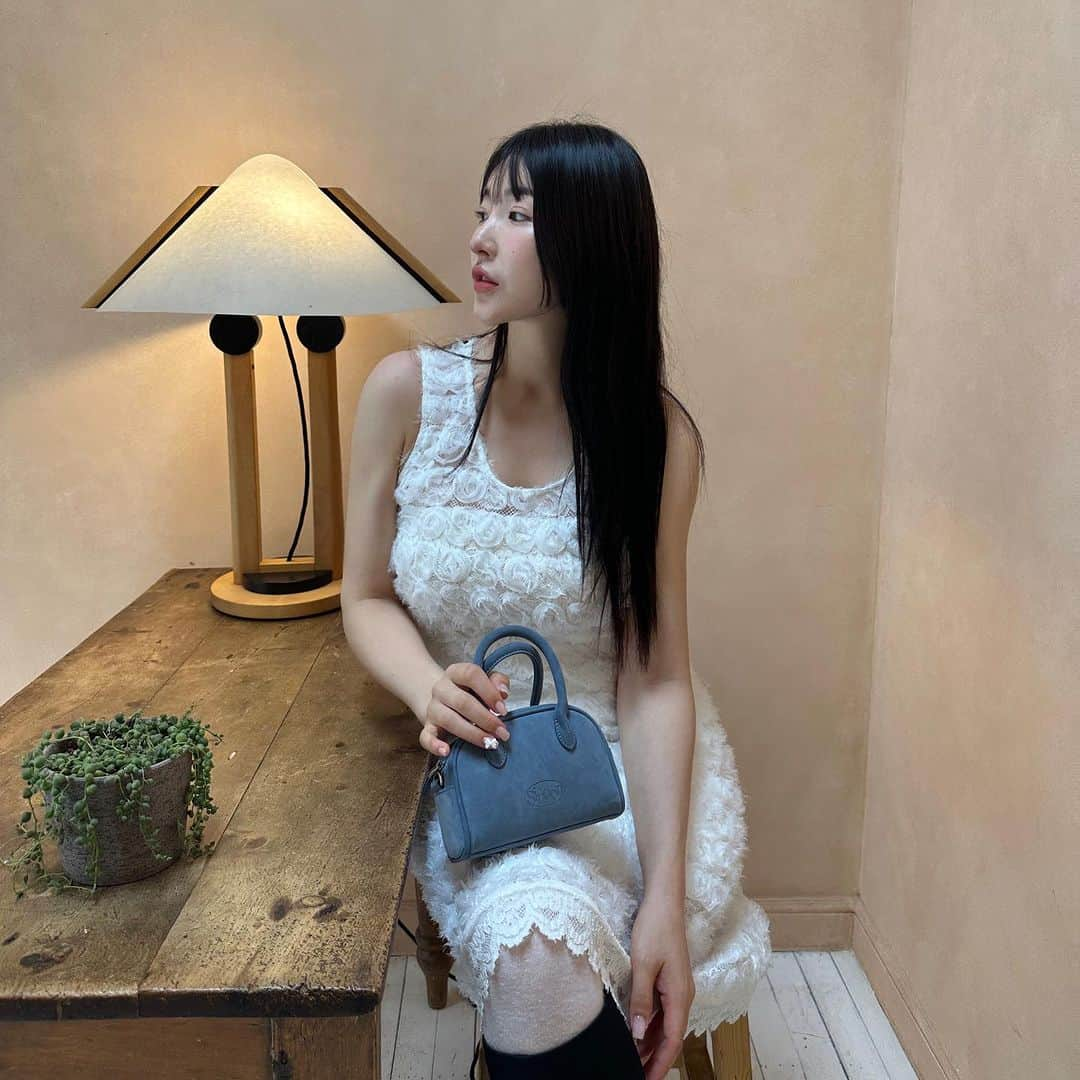 ゆかさんのインスタグラム写真 - (ゆかInstagram)「White dress made me feel special🤍🤍  今夜7時半からは Sinoon ( @sinoon.official )さんとのコラボQoo10ライブ配信✨🤍 この白のワンピ可愛いでしょ？🥹丈の長さも上品で、何よりもこのフラワーテクスチャーになってるデザインが素敵💐 手に持ってるミニバッグもかなり使えるアイテムだから今夜お見逃しなく🤍🤍 . . . #koreanfashion #fashionstyle #ootd #sinoon #qoo10 #韓国ファッション #韓国コーデ #ワンピース #ワンピースコーデ #バッグ #夏コーデ #원피스 #원피스코디 #시눈 #코디」7月20日 17時29分 - bjyuka