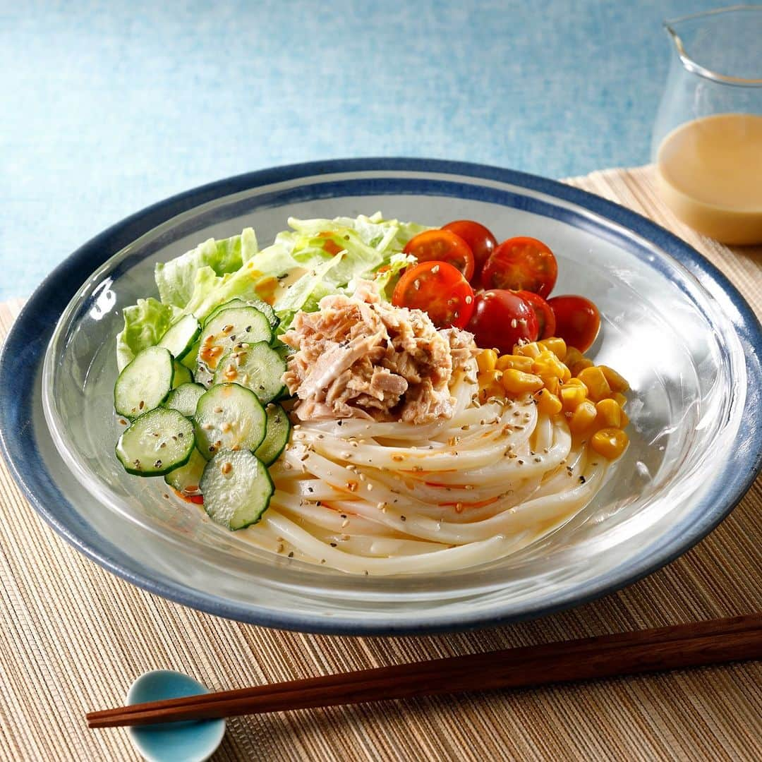 テーブルマークのインスタグラム：「. レンジで簡単！夏うどん⛱️ 【夏野菜のみそマヨだれうどん】 . 山本ゆりさん考案！ 濃厚なみそマヨだれがやみつきのおいしさのサラダうどん😋🥗 . ▼材料（１人分） ❁冷凍「さぬきうどん」：１玉 ❁レタス（3cm角に切る）：２枚 ❁きゅうり（薄切り）：1/4本 ❁ミニトマト（半分に切る）：４個 ❁ツナ缶（油を切る）：1/2缶（約35g） ❁コーン：大さじ２ ［A］ ❁みそ（合わせみそ）：大さじ1/2 ❁マヨネーズ：大さじ1.5 ❁めんつゆ（濃縮2倍）：大さじ1.5 ❁砂糖：小さじ1 ❁白炒りごま、ラー油、粗びき黒こしょう、刻みのり：お好みで . ▼下準備 ・冷凍「さぬきうどん」はレンジで加熱し、 　冷水でしめて水気を切っておく . ▼作り方 ①うどんを器に盛り、 レタス、きゅうり、ミニトマト、 ツナ、コーンをのせる。 . ②［A］を混ぜ合わせ、①にかけて、 お好みで白炒りごま、ラー油、粗びき黒こしょう、 刻みのりをかけて召しあがれ。 . #うどん #udon #冷凍うどん #さぬきうどん #うどん部 #うどん好き #レシピ #おうちごはん #簡単レシピ #うどんレシピ #アレンジレシピ #今日のごはん #ランチ #ランチメニュー #夕食 #晩御飯 #晩ご飯 #晩ごはん #TableMark #テーブルマーク #サラダうどん #冷やしうどん #トマト  #夏うどん #夏 #夏レシピ #夏メニュー」