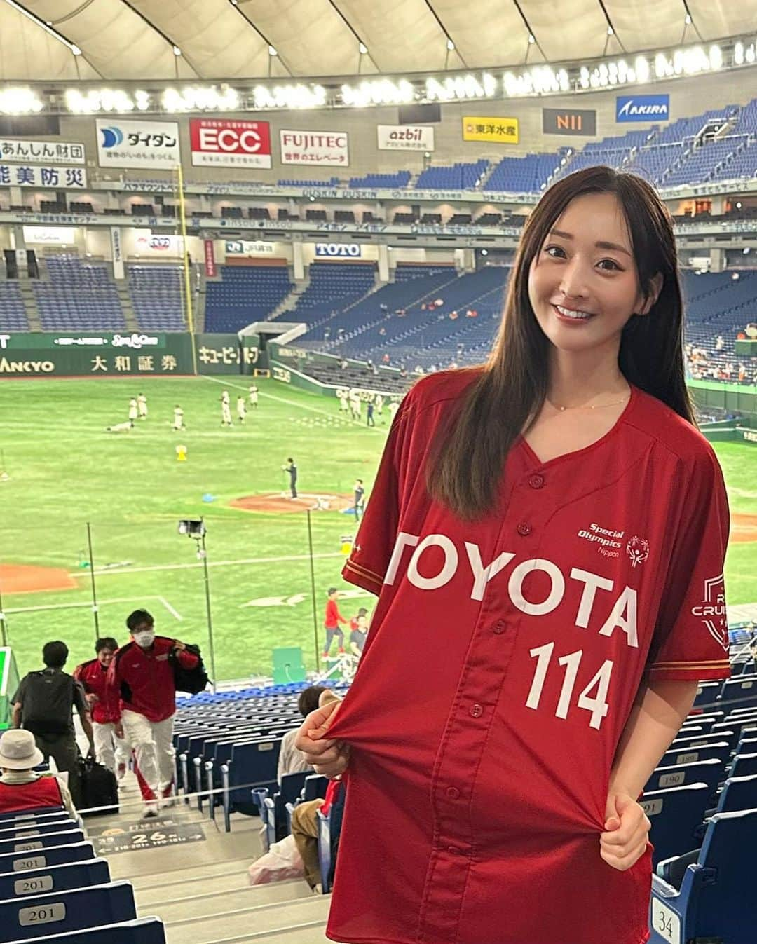 長崎望未さんのインスタグラム写真 - (長崎望未Instagram)「.  都市対抗野球が今年も熱い❤️‍🔥⚾️！  今年はトヨタイムズスポーツや 素人ながらですが教えてもらって 撮影のお手伝いをしたりと…  色々と都市対抗に 関わらせていただいてます😊💛  都市対抗ならではの応援や雰囲気、 もうどれも最高に楽しいです🥰🙏🏾✨✨  今日も朝からビール片手に盛り上がって 誰かが打てば握手し合って喜んで  そんなニコニコしながら応援をされてる方達と 応援席で一緒にトヨタの応援する事が出来て とても幸せな気持ちになりました😂🙏🏾✨  まだ都市対抗を見たことがない方も ぜひ一度東京ドームに足を運んで 一緒に試合の楽しさを感じてもらえたらと思います🥰  次のトヨタレッドクルーザーズの試合は  7/22(土) TOYOTA vs 日本通運 18:00〜試合開始です❤️‍🔥⚾️！  楽しい試合になること間違いなしです🤤👏👏  現地に来ることができない方も トヨタイムズスポーツから YouTube生配信してますので チェックしてくれたら嬉しいです☺️🙏🏾✨✨✨  #都市対抗野球  #都市対抗 #トヨタレッドクルーザーズ  #東京ドーム #トヨタイムズスポーツ  #トヨタイムズ」7月20日 17時30分 - nozomi.nagasaki