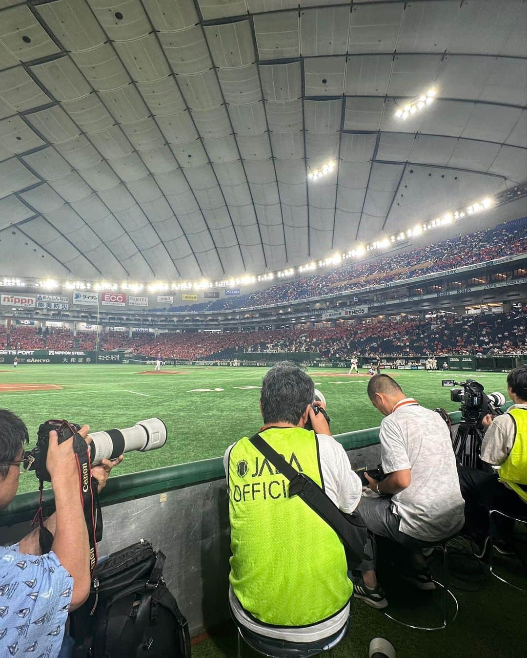 長崎望未さんのインスタグラム写真 - (長崎望未Instagram)「.  都市対抗野球が今年も熱い❤️‍🔥⚾️！  今年はトヨタイムズスポーツや 素人ながらですが教えてもらって 撮影のお手伝いをしたりと…  色々と都市対抗に 関わらせていただいてます😊💛  都市対抗ならではの応援や雰囲気、 もうどれも最高に楽しいです🥰🙏🏾✨✨  今日も朝からビール片手に盛り上がって 誰かが打てば握手し合って喜んで  そんなニコニコしながら応援をされてる方達と 応援席で一緒にトヨタの応援する事が出来て とても幸せな気持ちになりました😂🙏🏾✨  まだ都市対抗を見たことがない方も ぜひ一度東京ドームに足を運んで 一緒に試合の楽しさを感じてもらえたらと思います🥰  次のトヨタレッドクルーザーズの試合は  7/22(土) TOYOTA vs 日本通運 18:00〜試合開始です❤️‍🔥⚾️！  楽しい試合になること間違いなしです🤤👏👏  現地に来ることができない方も トヨタイムズスポーツから YouTube生配信してますので チェックしてくれたら嬉しいです☺️🙏🏾✨✨✨  #都市対抗野球  #都市対抗 #トヨタレッドクルーザーズ  #東京ドーム #トヨタイムズスポーツ  #トヨタイムズ」7月20日 17時30分 - nozomi.nagasaki