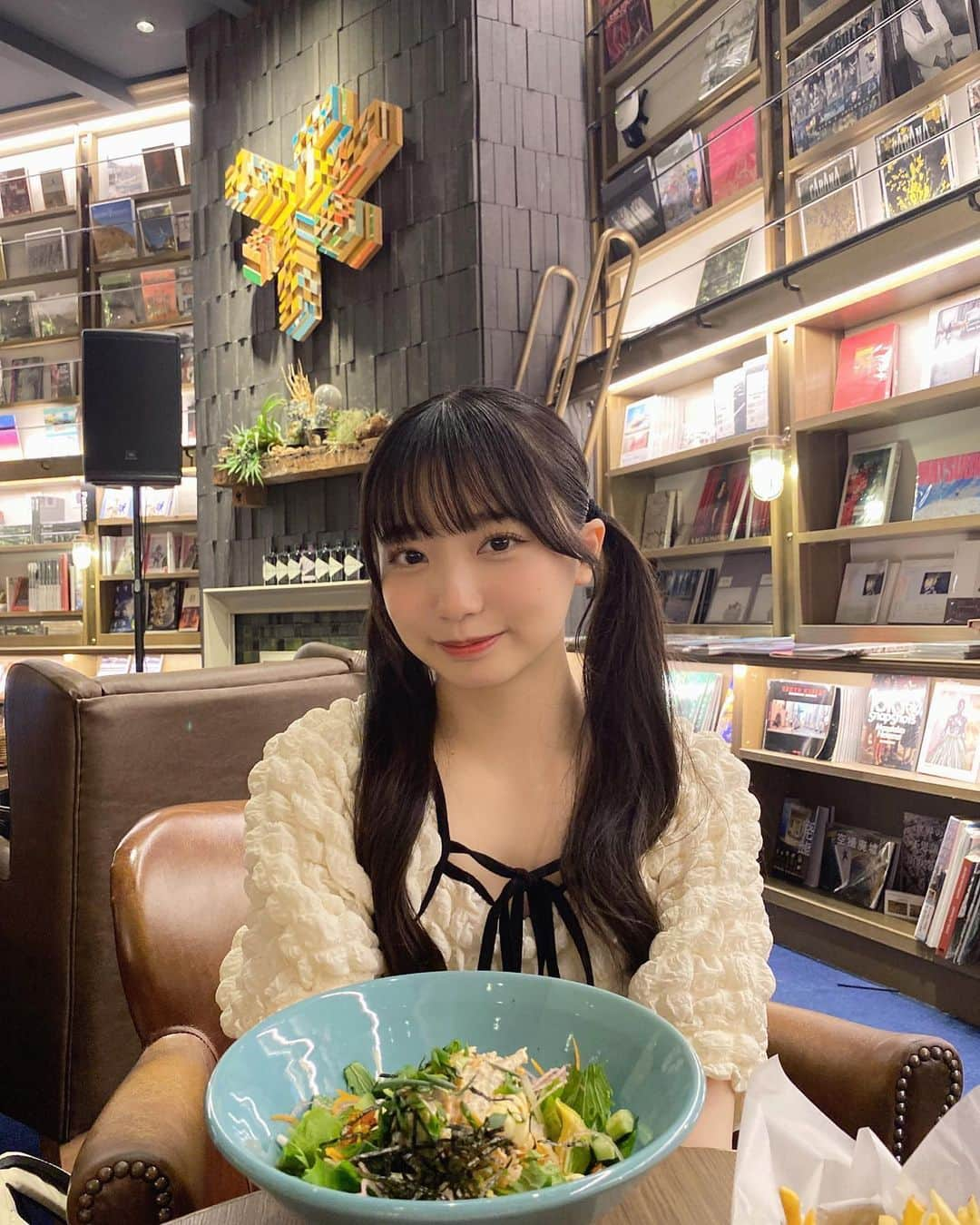 山田なる（ナルハワールド）のインスタグラム：「外歩くと暑すぎてすぐお店入っちゃう☺︎ ⁡ ⁡ #渋谷 #渋谷カフェ」