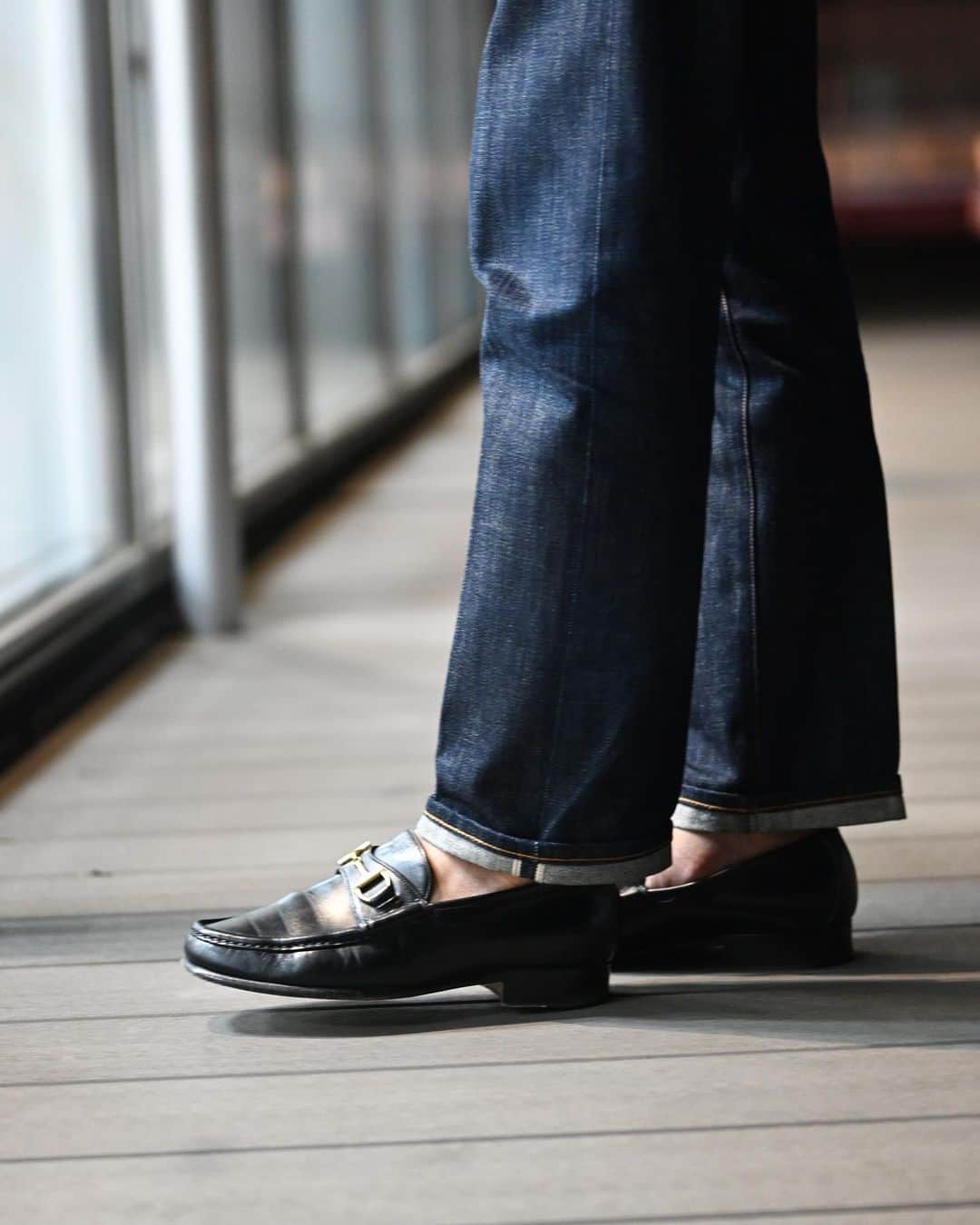 Shuhei Nishiguchiさんのインスタグラム写真 - (Shuhei NishiguchiInstagram)「"Summer Blazer Look"◀︎◀︎◀︎6pics サマーブレザーとポロシャツ。 ネイビーとブラックで締める。 ここ数日に比べ朝晩は過ごしやすく、持参して何とかブレザーが羽織れました。  【ITEM】 Blazer： @alfonso.sirica  Polo： @lacoste L1212 Jeans： avn Shoes： @enzobonafeshoes  Watch： @cartier 70's Scarf： vintage   #effortlesslychic #blazerstyle #beamsf  #vintagewatch #mensweardaily #mensstreetstyle #outfitmen」7月20日 22時58分 - shuhei_nishiguchi