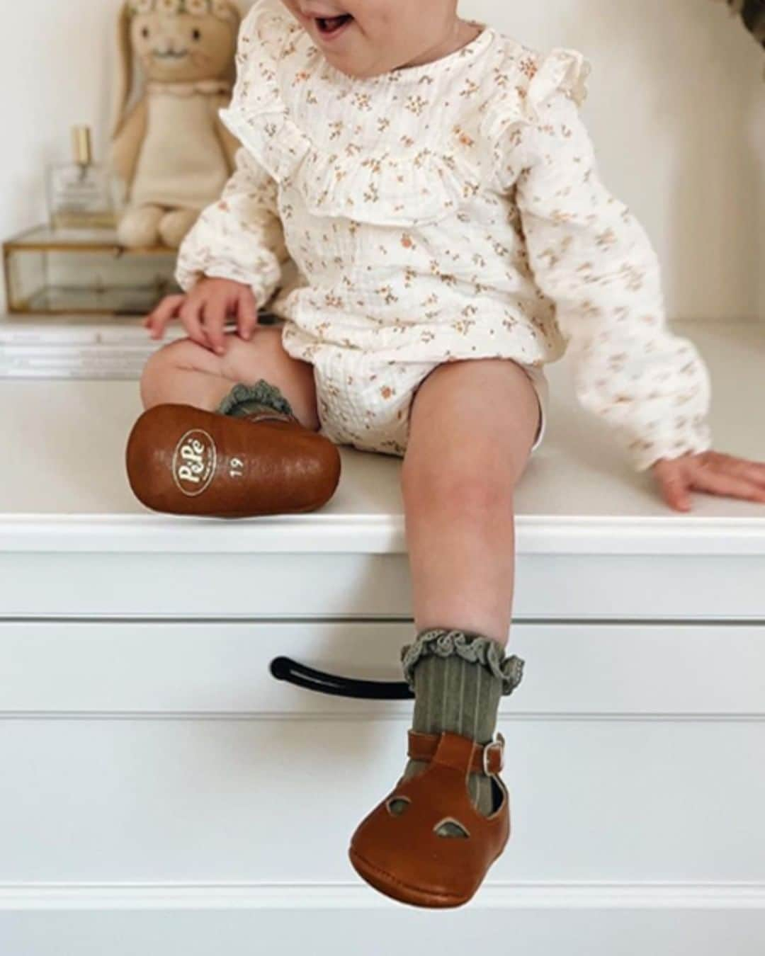 コレジアンのインスタグラム：「Dites bonjour aux Pauline, nos chaussettes légères en fil d’écosse avec broderie anglaise. . Fabriqués à partir de fils de coton écossais certifiés Oeko-Tex, elles ajouteront une touche spéciale à vos tenues. . Ces chaussettes estivales sont respirantes, très légères et douces sur votre peau. . Rendez-vous sur collegien-shop.com pour découvrir nos dernières nouveautés . Say hello to Pauline , our Lightweight Socks with Broderie Anglaise. . Crafted from Oeko-Tex certified Scottish Lisle Cotton yarns, they will add that special touch to your outfit. . Our summer socks are knitted from the highest quality Scottish Lisle Cotton. This mercerised cotton is loved for its silky texture and durability. 💫 . These summer socks are breathable, super soft and gentle on your skin . #collegien #collegiensocks #collegien_officiel #madeinfrance #extrasoft #bestsocksever #barneklær #newin #egyptiancotton #mumfashion #fashion #styletips #colorfulsocks #socksoftheday #socksofinstagram #ootdfashion #instasocks #springstyle #springdetails #newin #ss23」