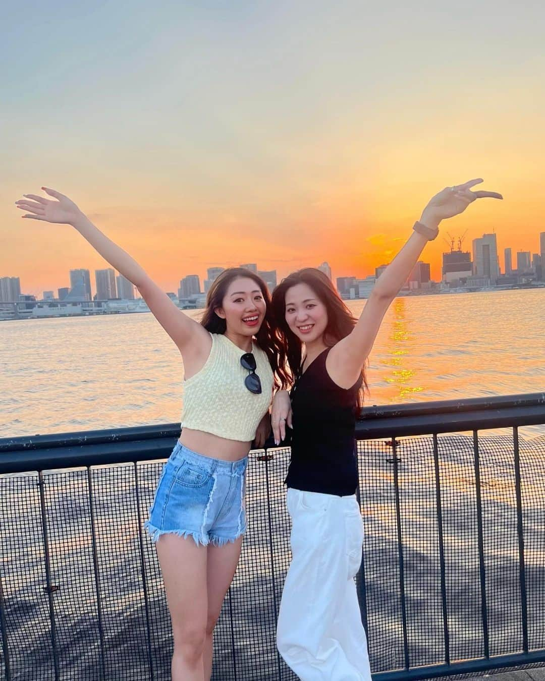 駄原杏里沙のインスタグラム：「・ 最高に夕日が綺麗だった🧡  ゆっくり空を眺める時間が 最高すぎました🥺🤍  #bbq#bbqlife#toyosu #豊洲#豊洲ぐるり公園 #豊洲bbq#親友#バーベキュー #バーベキュー場#休日の過ごし方  #みんなと過ごす楽しい時間」