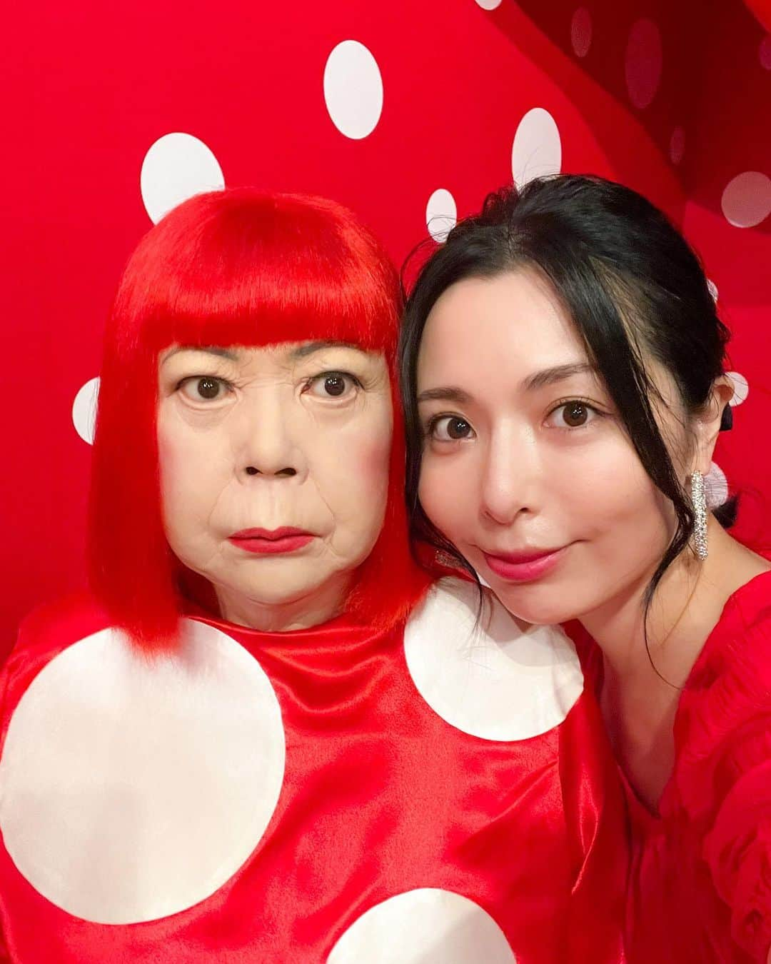 和希優美のインスタグラム：「草間彌生さんと　˗ˋˏ ♡ ˎˊ˗　　 ⁡ ⁡ なんてね！ いつもマダムタッソーです🫡 ⁡ そういえば、この日 赤縛りで オソロコーデになってました😂 ⁡ インパクトある画面に なっていませんか？ ⁡ ⁡ さ、本日は 今月は最後の生放送BSの時間ですよ✦ ⁡ 23時からBS-Fuji 0時から2時までBS-TBS ⁡ でお時間ある方、ご覧ください♧ ⁡ ┈┈┈┈┈┈┈┈┈┈┈┈┈┈┈┈┈ ⁡ 📍　マダムタッソー( @madametussaudstokyo ) 📮　〒135-0091 東京都港区台場1-6-1  　　　デックス東京ビーチアイランドモール3F ⏰　10:00～16:00 📞　0800-100-5346 🎫　大人(中学生以上)2600円/  子ども1800円/3歳未満 無料 ⁡ ┈┈┈┈┈┈┈┈┈┈┈┈┈┈┈┈┈ ⁡ #ODAIBA #マダムタッソー #Tokyo #東京 #お台場 #japan #お台場観光 #東京観光 #東京旅行 #madametussaudsTokyo #女子旅 #プチ旅行 #旅行好き #旅行写真 #旅行記 #旅したくなるフォト #お出かけスポット #フォトジェニック #夏の思い出 #ポートレート写真 #ポートレート #体験型イベント #映えスポット #インスタ映えスポット #travelphotographyasia  ⁡ ┈┈┈┈┈┈┈┈┈┈┈┈┈┈┈┈┈ ⁡ @tokyo_joshibu @tokyotokyooldmeetsnew @timeouttokyo_  @genic_mag @tabi_jyo @tabimuse @visitjapanjp  @visitjapan_uk @japantravelcom  ⁡ ┈┈┈┈┈┈┈┈┈┈┈┈┈┈┈┈┈ ⁡ いいね、コメントありがとうございます.ᐟ.ᐟ ⁡ 気になったり、 あとでゆっくり読みたい人は 忘れずに！ 保存してください ◡̈✩ ┈┈┈┈┈┈┈┈┈┈┈┈┈┈┈┈┈ ⁡ ⚠️ © All photos belongs to @kazukiyumi, reposting to other than stories requires permission, DM toinquire📲 ⁡」