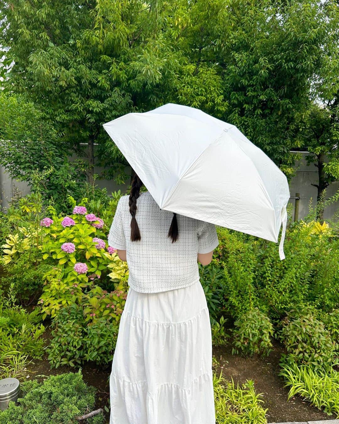 あかねぴさんのインスタグラム写真 - (あかねぴInstagram)「. ⁡ 今年は毎日日傘持ち歩いてる🌻♡ @_novae.jp_  ⁡ コンパクトでいつでも持ち歩けるし 晴雨兼用だから 突然雨が降った時も安心🫶🏻✨ ⁡ たくさんお世話になります🥺💕 ⁡ ⁡ #code #ootd #novae #pr #日傘 #折りたたみ傘 #夏コーデ #コーデ #カゴバッグ #晴雨兼用傘」7月21日 21時00分 - akanepi0426