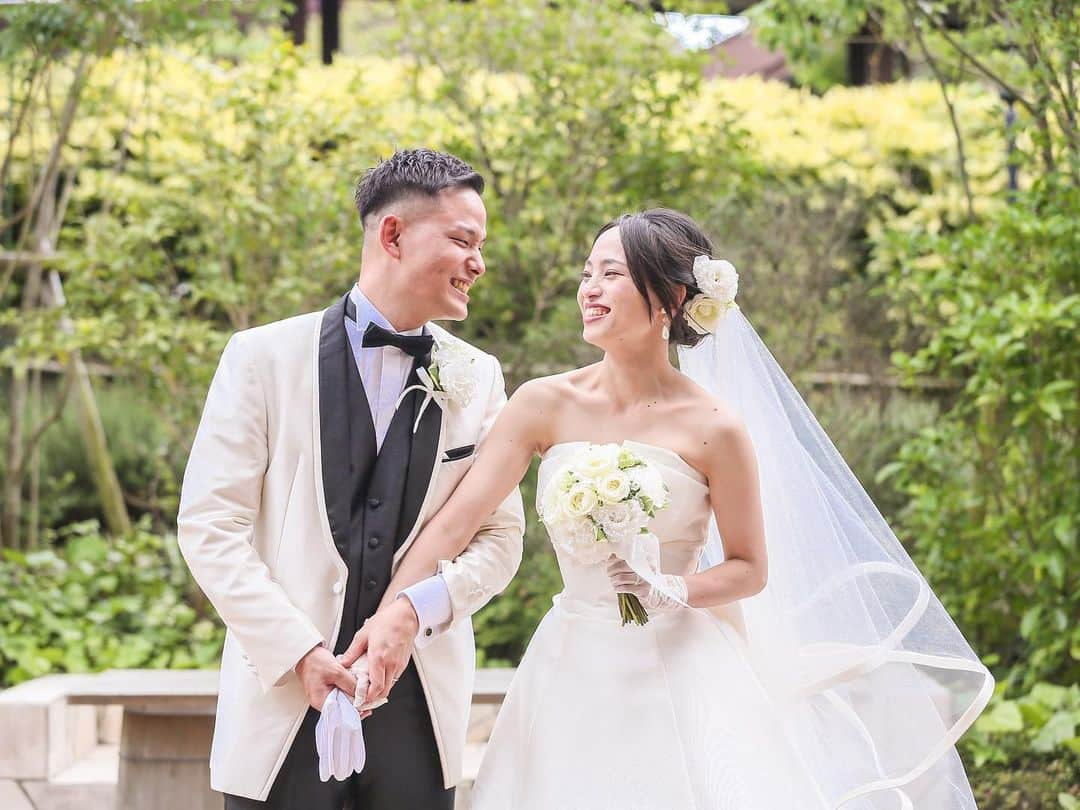 ホテルマリターレ創世　久留米（ソウセイ）のインスタグラム：「《結婚式レポート》 先日の結婚式の様子をお届けします！  ❶ガーデンでのお写真📸 ❷フラワーシャワーで皆様から祝福💐 ❸新婦様手作りのリングピロー ❹指輪交換💍 ❺マジパン付きウェディングケーキ🍰  📣新郎新婦様のお声📣 新郎様🤵‍♂️ 「今までの人生の中で最高の思い出になりました！ 　大満足です！」 新婦様👰‍♀️ 「関わっていただいた皆様のおかげで 　最高の結婚式になりました！」  １枚目の写真からも分かるように とっても仲良しなお二人💞 お二人とゲストの想いが詰まった素敵な 結婚式でした✨  #結婚式レポ #結婚式レポート #卒花嫁 #卒花  #ウェディングフォト #フラワーシャワー  #手作りウェディング #リングピロー  #指輪交換 #リングボーイ#ウェディングケーキ  #ファミリーウェディング #ウェディングドレス  #ウェディングブーケ #結婚 #結婚式場  #福岡 #久留米 #福岡結婚式 #久留米結婚式  #久留米結婚式場 #結婚式準備 #プレ花嫁  #プレ花嫁さんと繋がりたい #ホテルウェディング  #創世ウェディング #マリターレ創世  #マリターレ創世久留米 #ホテルマリターレ創世 #ホテルマリターレ創世久留米」