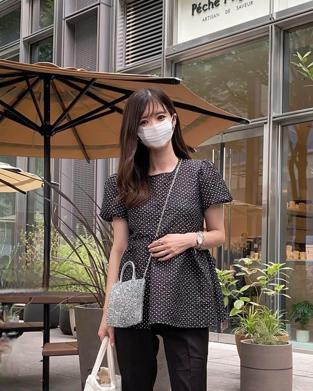 haruru0724さんのインスタグラム写真 - (haruru0724Instagram)「. お気に入りのドットのトップス✨ 最近本当モノトーン率高い😂🤍🖤  tops #coca_code pants #proseverse shoes #sesto bag #anteprima sabbug #desuite . . . #ママコーデ #ママファッション #高見えコーデ #プチプラ高見えコーデ  #きれいめカジュアル #きれいめコーデ #キレイめコーデ #大人カジュアル #カジュアルコーデ #上品コーデ  #きれいめカジュアル #キレイめカジュアル #プチプラコーデ #モノトーンコーデ #白黒コーデ #アンテプリマ  #ヌビトート  #ヌビバッグ #マザーズバッグ #トートバッグ #ドットブラウス  #mamagirl #locari #partegram」7月20日 17時40分 - haruru0724