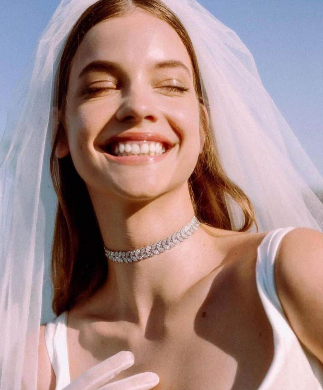 SOYOO BRIDALさんのインスタグラム写真 - (SOYOO BRIDALInstagram)「.  @realbarbarapalvin in🤍 @viviennewestwood   She carefully chose every aspect of her wedding wardrobe. She wanted to wear something timeless and classic for her ceremony and @viviennewestwood was her starting point 🤍   #soyoobridal_exclusive🔖  #바바라팔빈 #딜런스프라우스 #해피엔딩 #높게쓴베일 #긴생머리 #쉬어글로브 #티파니쵸커목걸이 #loveheralllooks」7月20日 17時40分 - soyoobridal_official