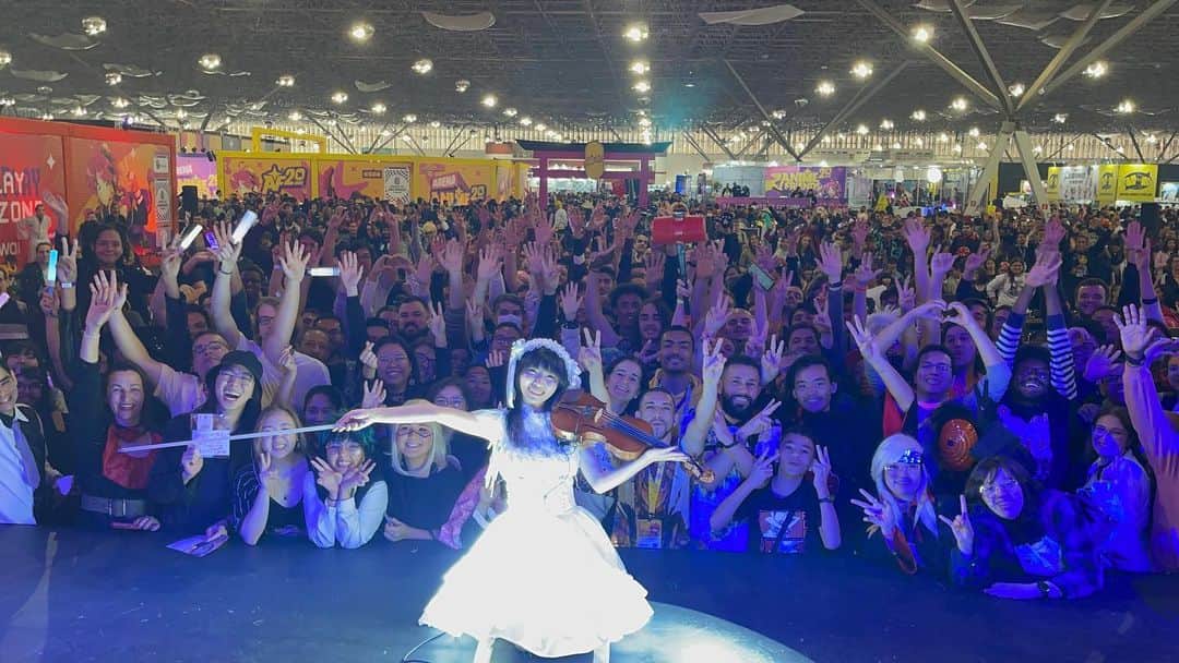 のインスタグラム：「Anime Friendsありがとう🤍 初の海外ライブがブラジルで本当に良かった！ 4日間で全35曲を演奏させて頂きました🫶 完走できたのが本当に嬉しいです！ 楽しんでるみんなをステージから見れたのがなによりも最高に輝いている景色でした。 演奏しながら『この時間が終わらないでほしい、大好きだな。私はこの瞬間のためにヴァイオリンを弾き続けているんだ。』って改めて思えました🎻 ずっとずっと夢だった海外、初めてのライブ、それを叶えさせてくれたAnimeFriendsのみんなに感謝しています。私の一生の宝物💎  Muito obrigada Anime Friends 🤍 O show que realizei no Brasil foi realmente maravilhoso!  Estou muito feliz de ter conseguido apresentar todas as 35 músicas que planejei para os quatro dias de show🫶 Conseguir ver e sentir o brilho e a energia de todos vocês durante a apresentação foi à melhor das sensações!  Enquanto apresentava pensava: “Desejo que este momento nunca termine. Eu toco, toquei e continuarei a tocar violino somente por este momento” 🎻 Sou muito grata ao Anime Friends e a sua equipe que possibilitou a realização de meu sonho de estar no exterior e realizar um show ao vivo pela primeira vez. Guardarei este momento em minhas memórias, meu eterno tesouro💎  #animefriends #anime #violin #アニメ #ブラジル」